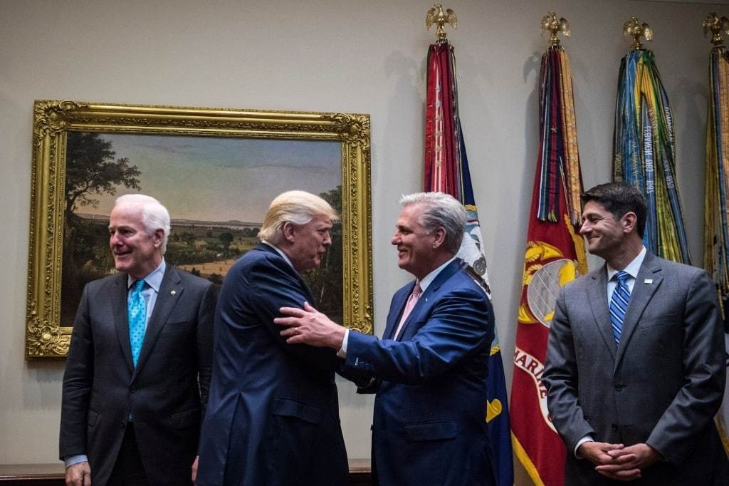 Tổng thống Trump bắt tay Kevin McCarthy tại phòng Roosevelt ở Nhà Trắng hồi tháng 6 năm ngoái (The Washington Post)