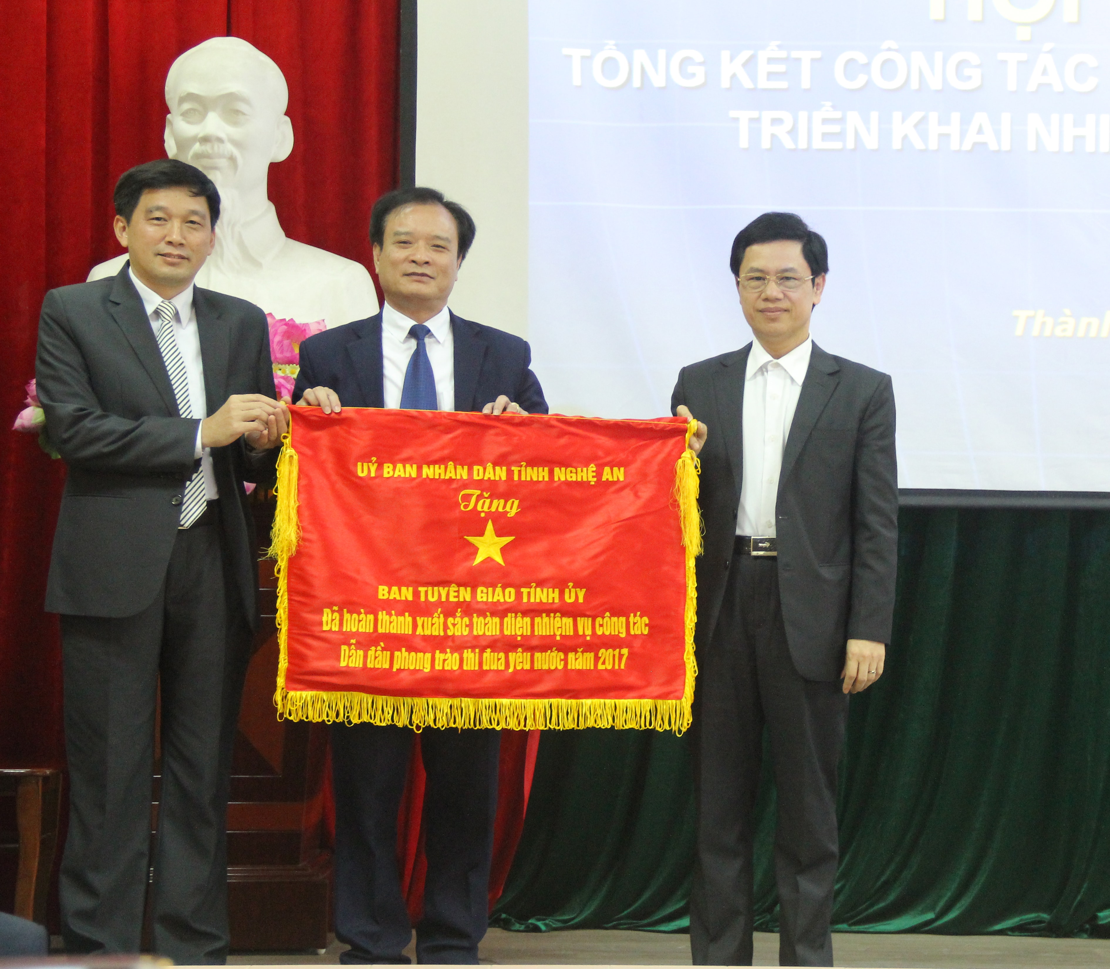 Phó Bí thư thường trực Tỉnh ủy Nguyễn Xuân Sơn trao Cờ thi đua cho Ban Tuyên giáo Tỉnh ủy. Ảnh: Mỹ Nga.