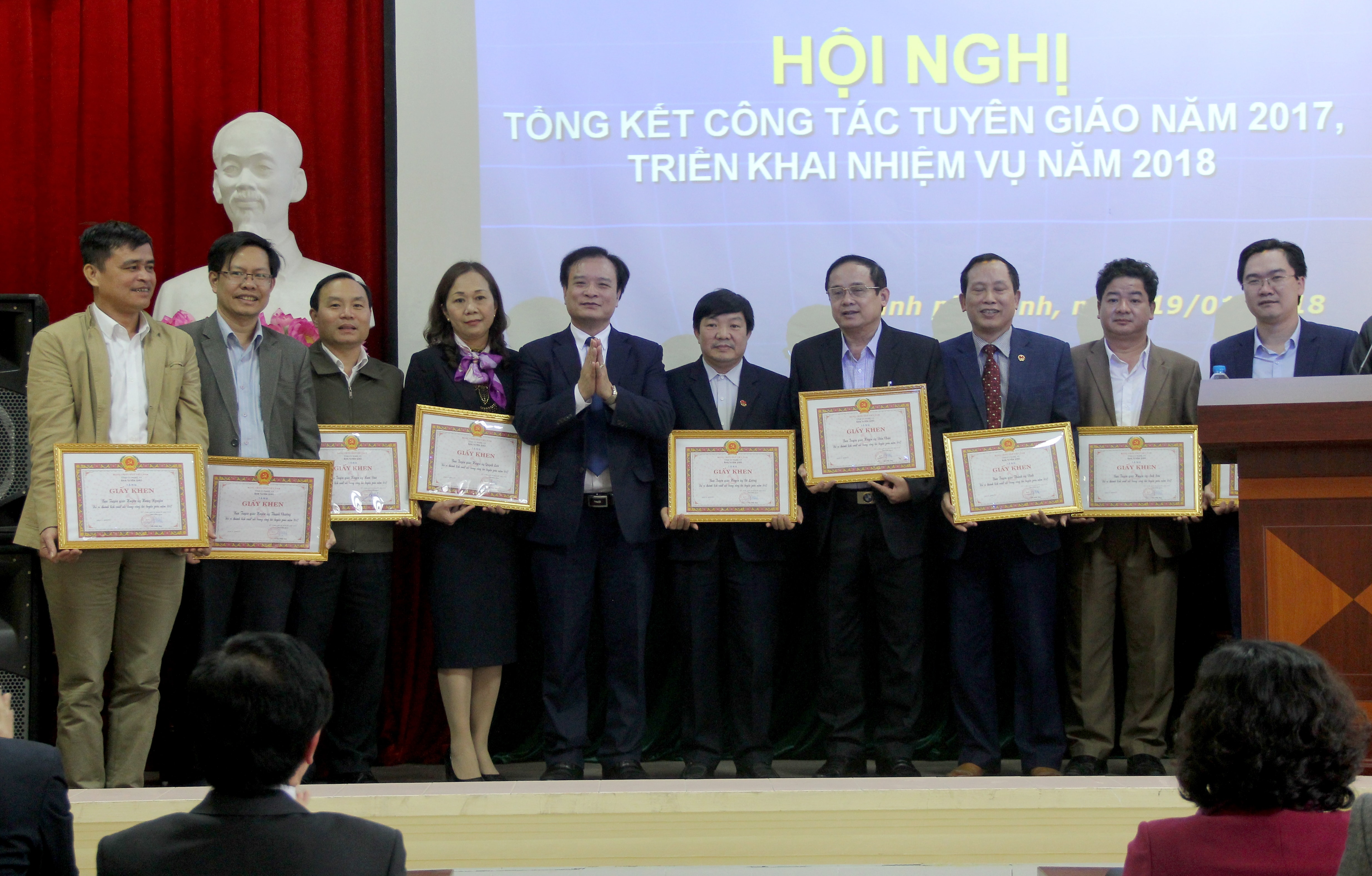 Trưởng Ban Tuyên giáo Tỉnh ủy Hồ Phúc Hợp trao tặng giấy khen cho các ban tuyên giáo và trường chính trị trực thuộc vì đã có thành tích xuất sắc trong năm 2017. Ảnh: Mỹ Nga
