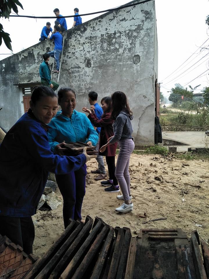 Chị em hội viên phụ nữ và đoàn viên thanh niên giúp đỡ hai chị em mồ côi tu sửa lại nhà để đón tết. Ảnh:  