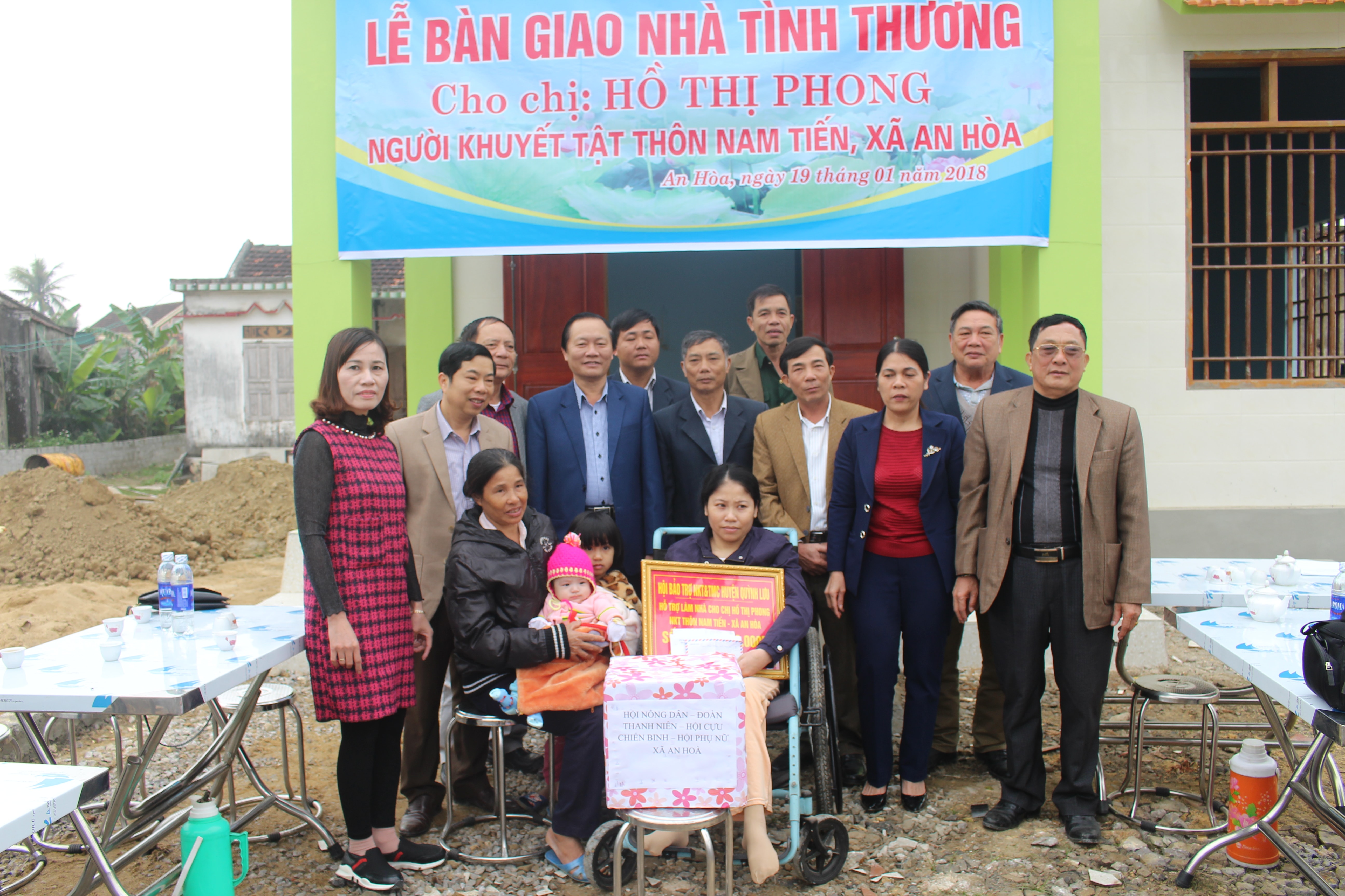 Các ban ngành đoàn thể trao quà cho chị Hồ Thị Phong. Ảnh: Lê Nhung