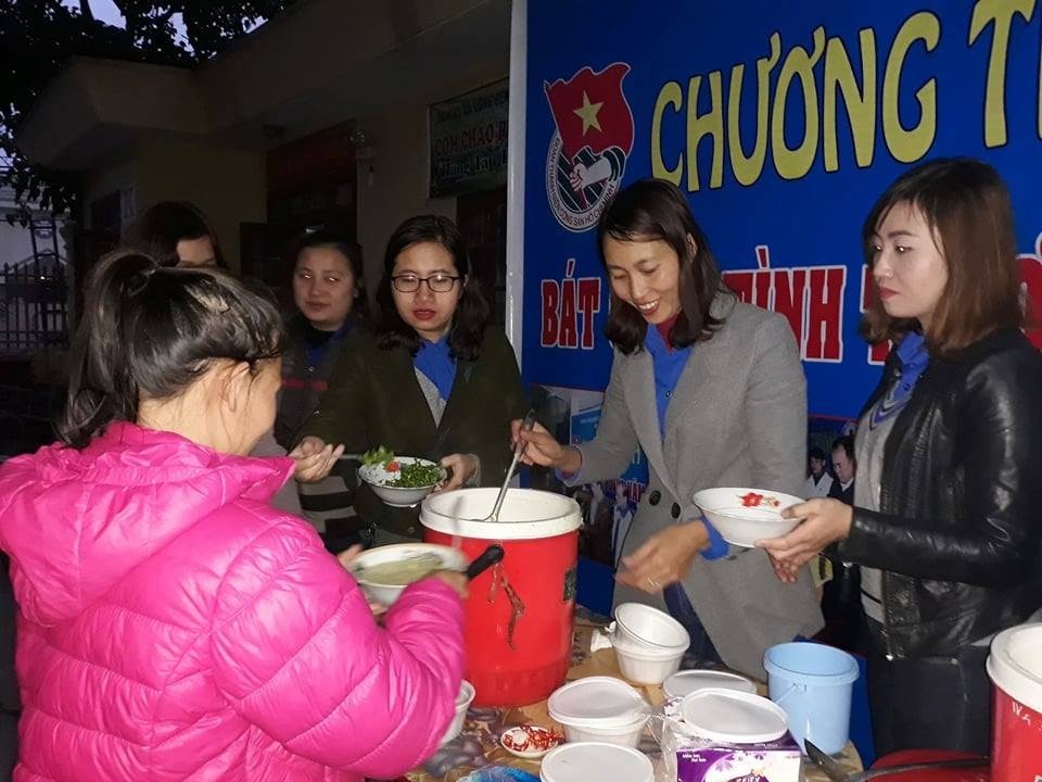 Trao bát cháo tình thương cho bệnh nhân nghèo