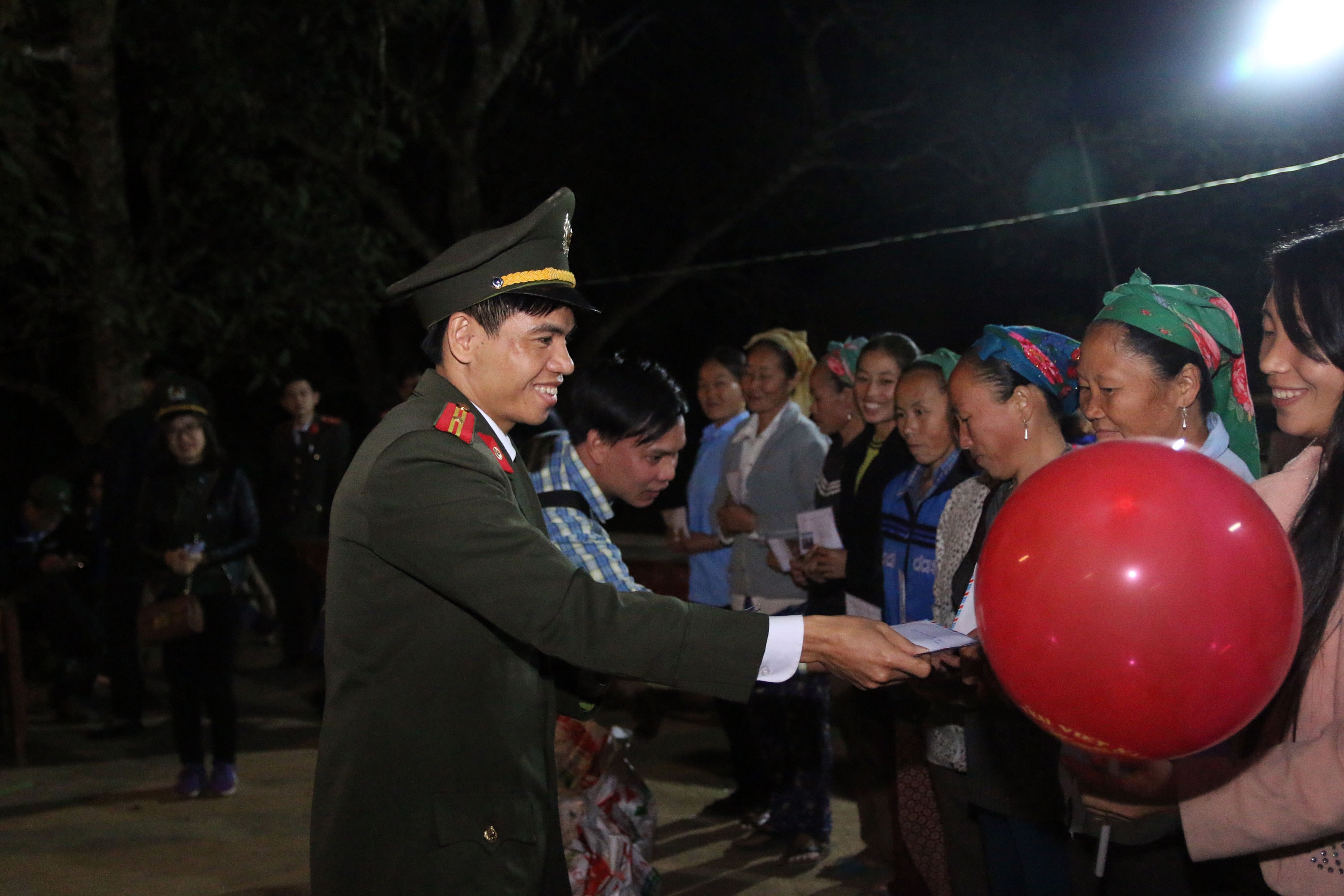 Trao quà cho các học viên xóa mù trên bản làng người Mông. Ảnh: Đào Thọ