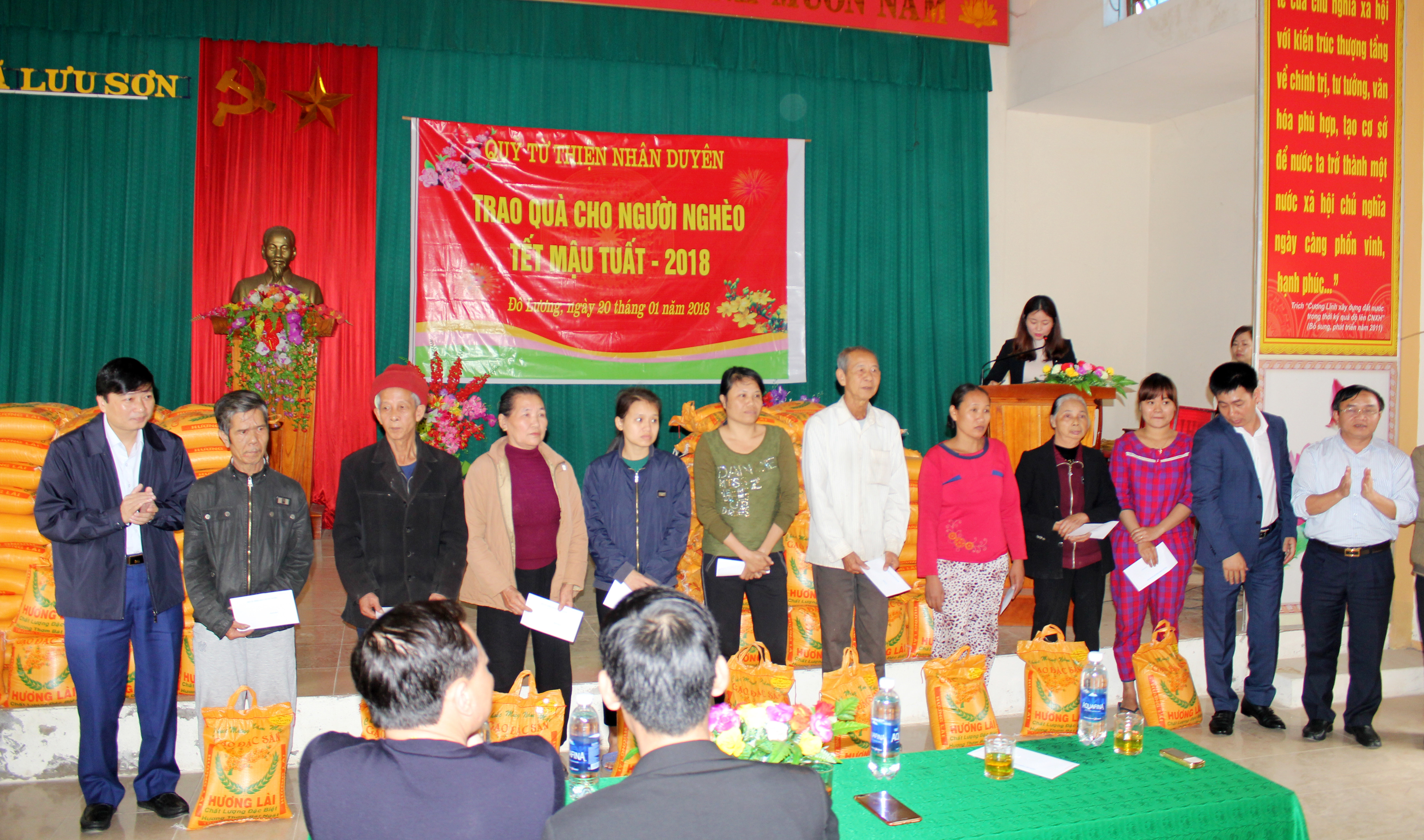 Quỹ Nhân duyên trao tặng quà cho các hộ nghèo xã Lưu Sơn, Đô Lương. Ảnh: Hoàng Phi