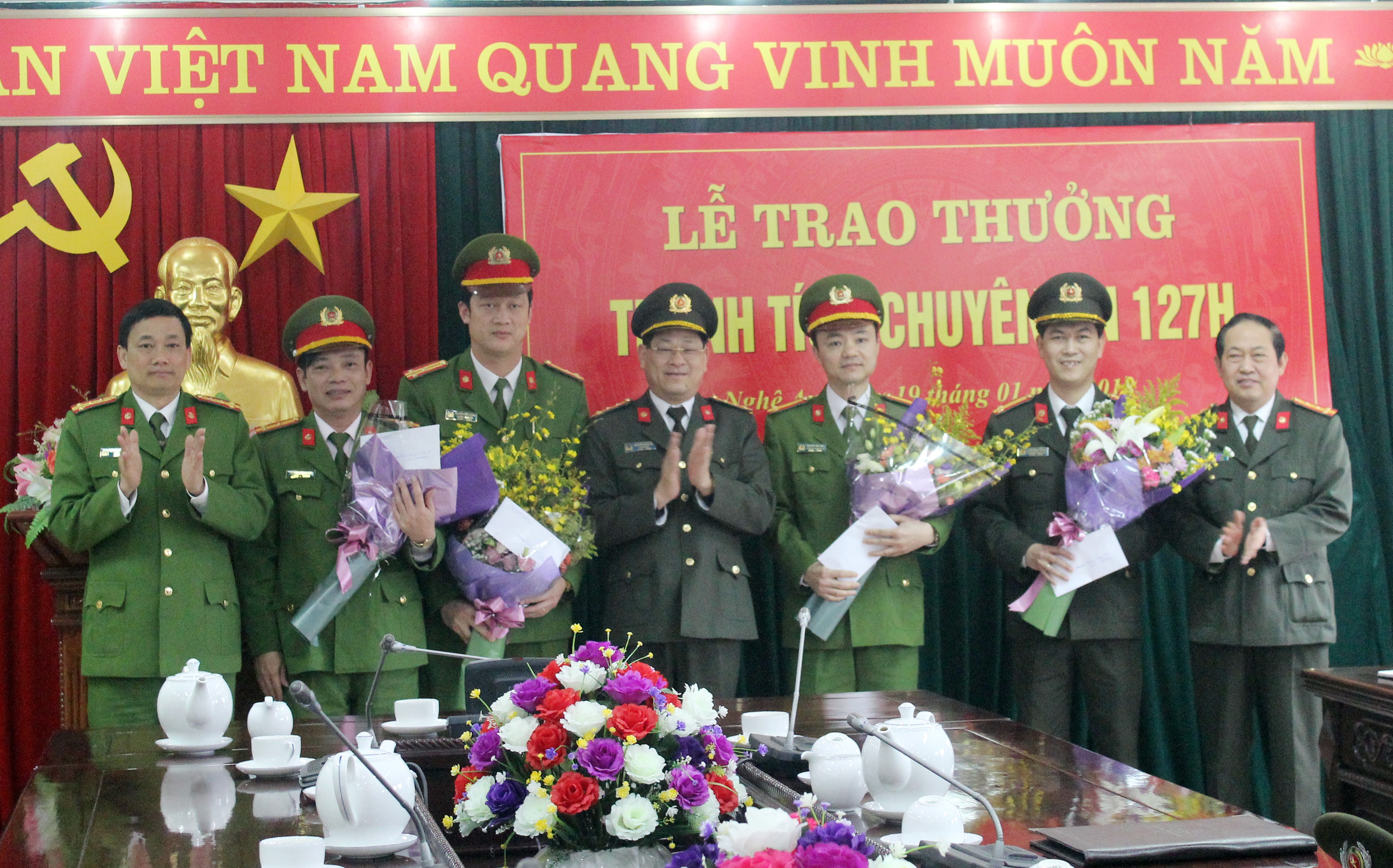 Ban Giám đốc Công an Nghệ An trao thưởng cho Ban chuyên án 127H. Ảnh: Đức Vũ