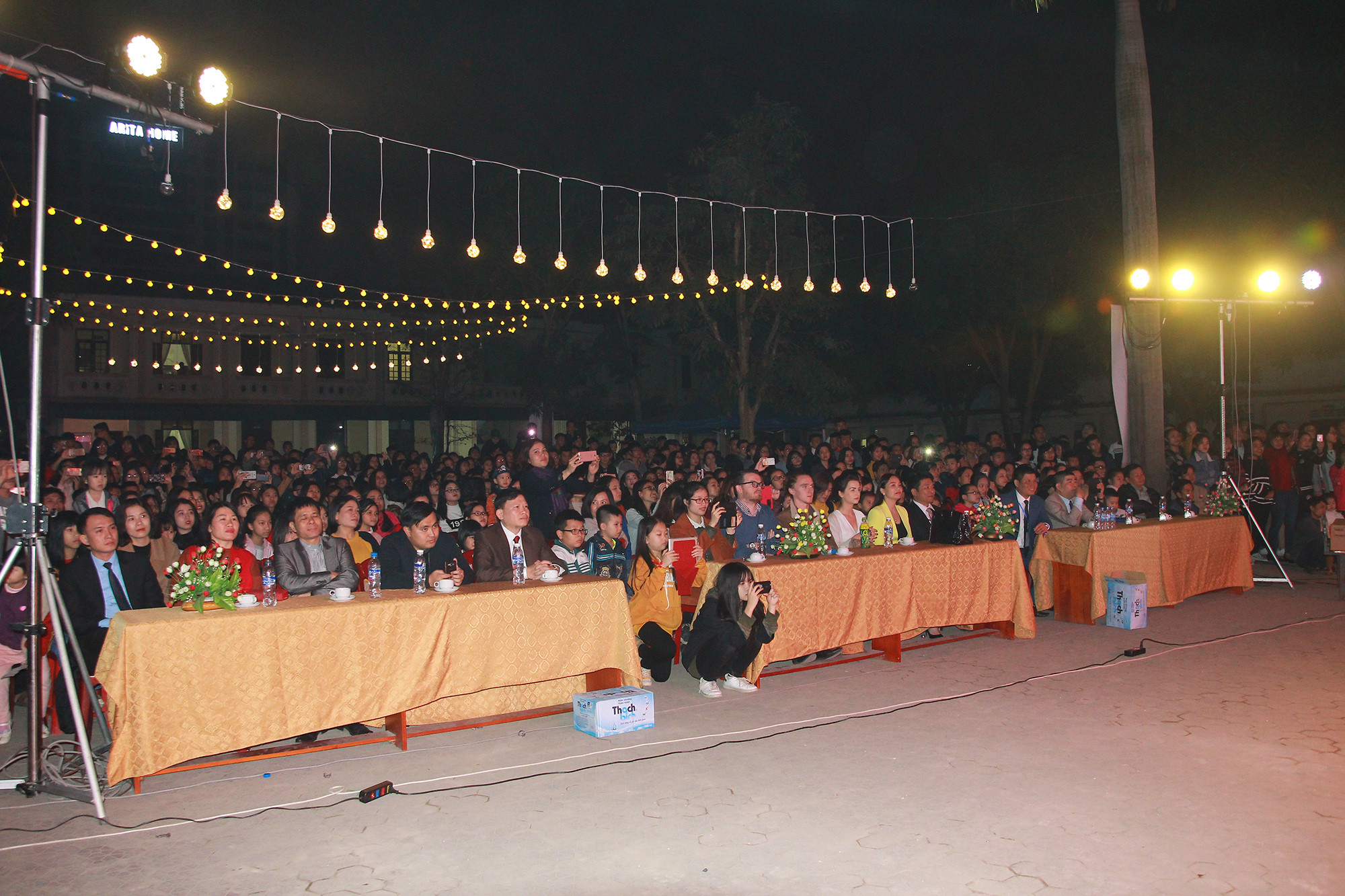 Tối 20/1, chương trình Cherished Winter do thầy trò trường THPT Hà Huy Tập tổ chức đã thu hút hàng nghìn bạn trẻ đến tham gia.Ảnh: Chu Thanh