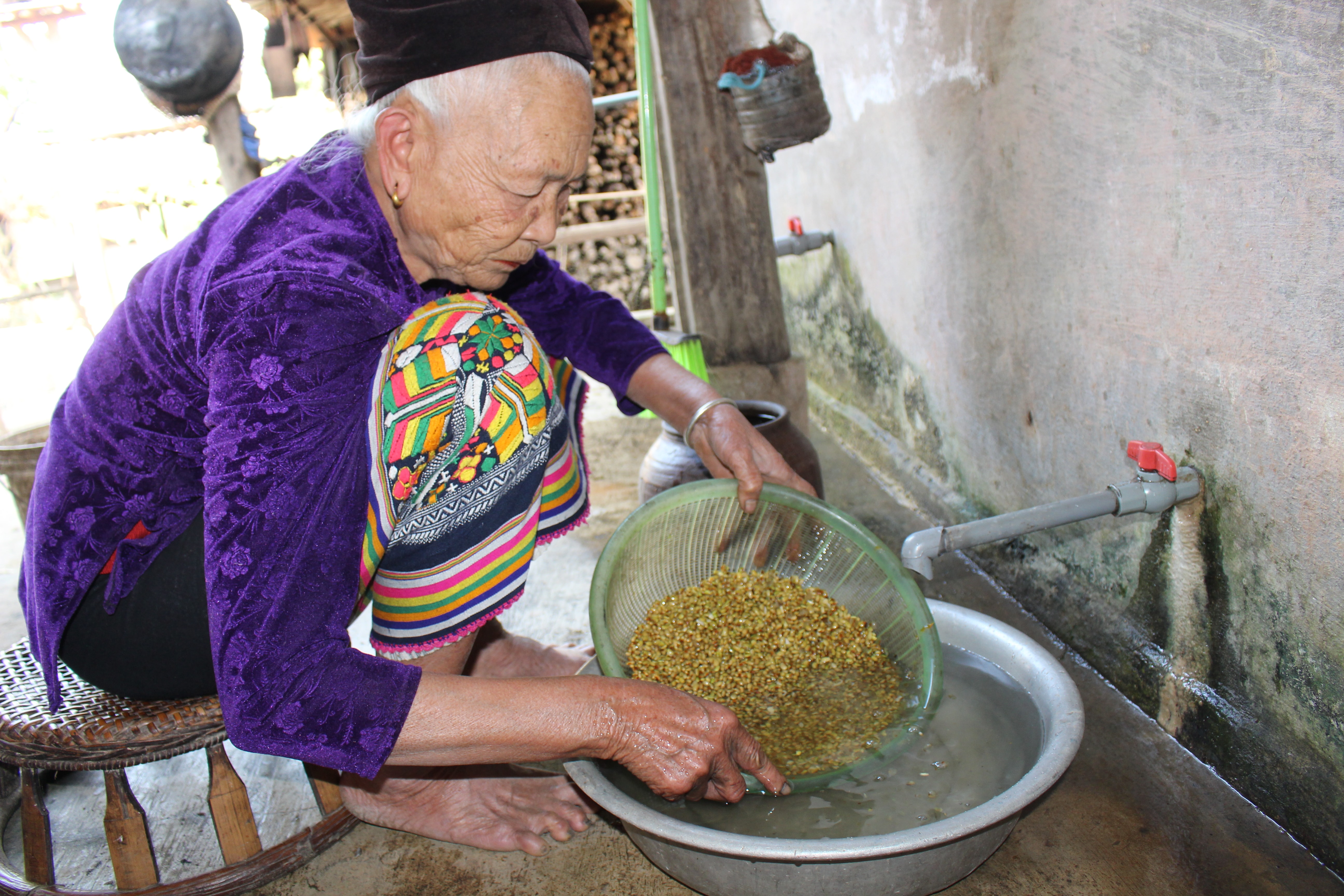 Sau khi làm sạch, đậu được cho vào nồi và nấu đến khi nào kiểm tra thấy lớp vỏ ngoài của hạt đậu bong ra thì đưa xuống đãi sạch. Ảnh: Đình Tuân