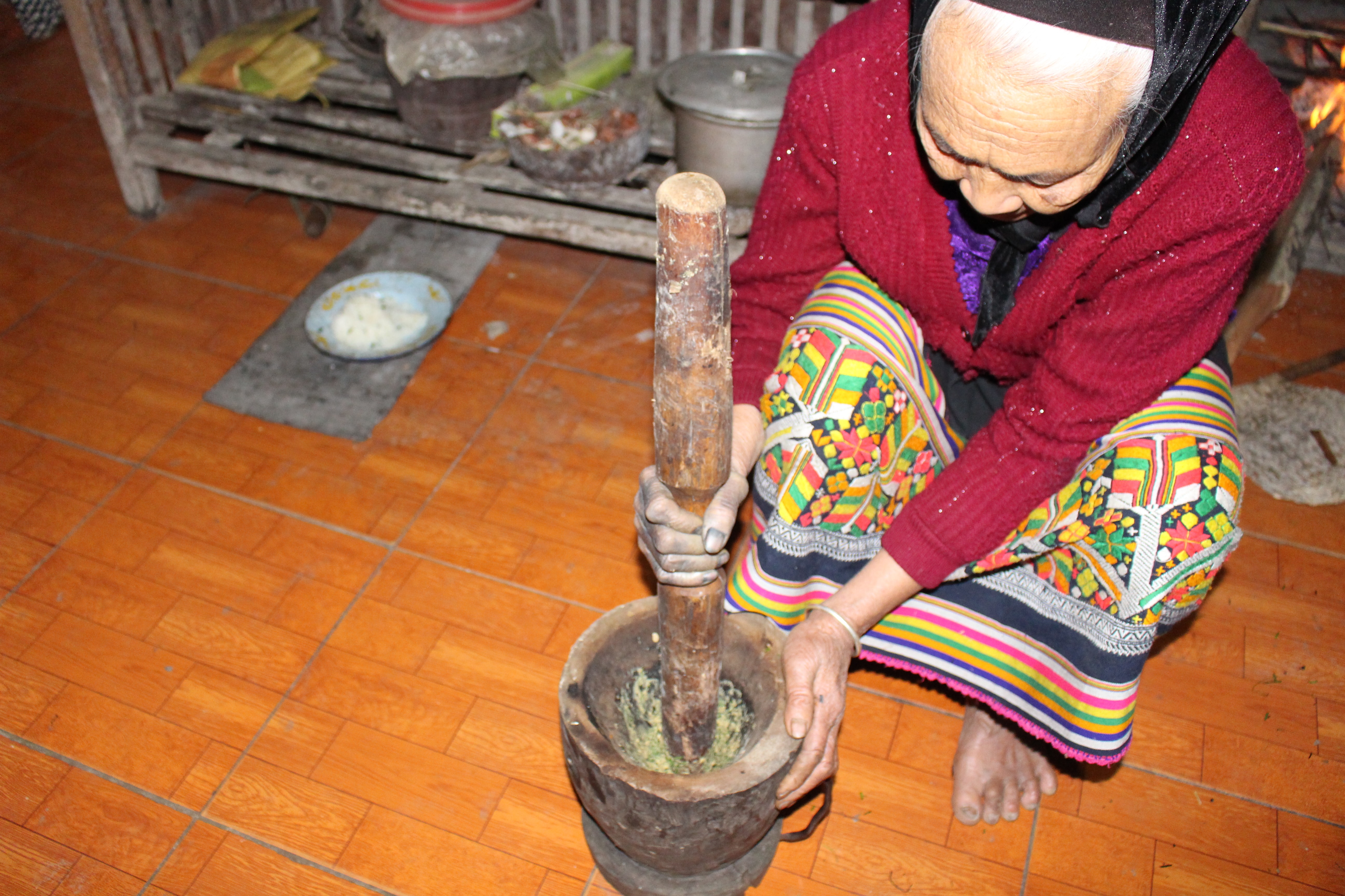 Công đoạn cuối cùng là lấy ra cho vào cối dã nhuyễn cùng với lá hẹ hoặc cũng có thể là cá tươi sau khi đã được nướng. Các gia vị được trộn lẫn như muối, bột ngọt, ớt…