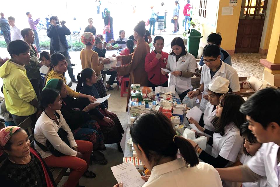 Khám và phát thuốc miễn phí cho 200 bệnh nhân ở xã Na Loi. Ảnh: Huy Thư