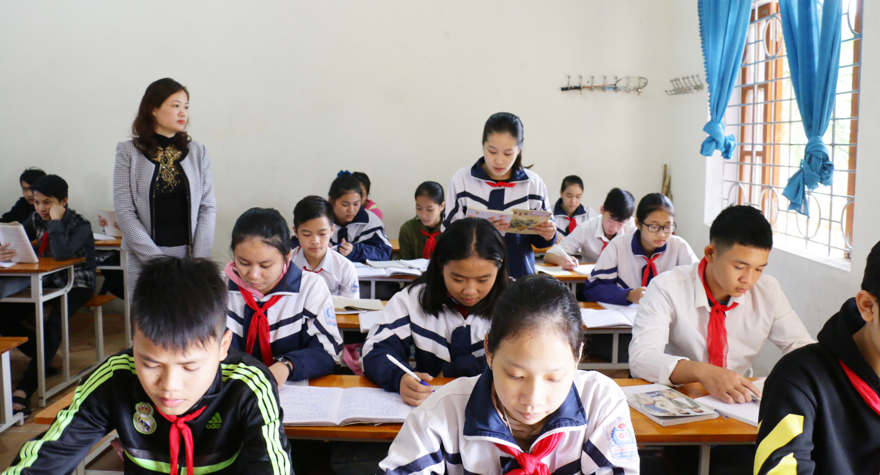 Giờ học của học sinh Trường THCS Quang Trung, huyện Hưng Nguyên. Ảnh: Mỹ Hà