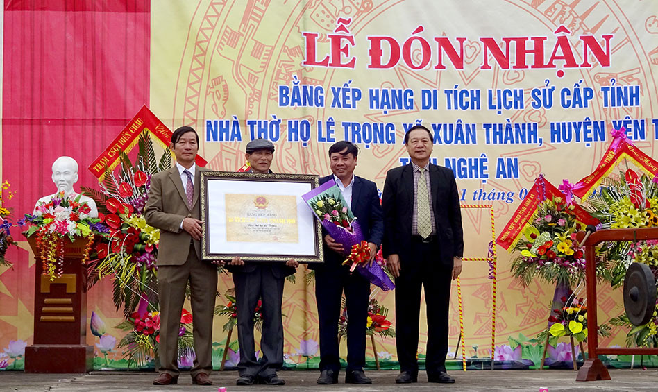 Phó Chủ tịch UBND tỉnh Lê Minh Thông trao bằng di tích cấp tỉnh cho nhà thờ họ Lê Trọng. Ảnh: Thái Dương