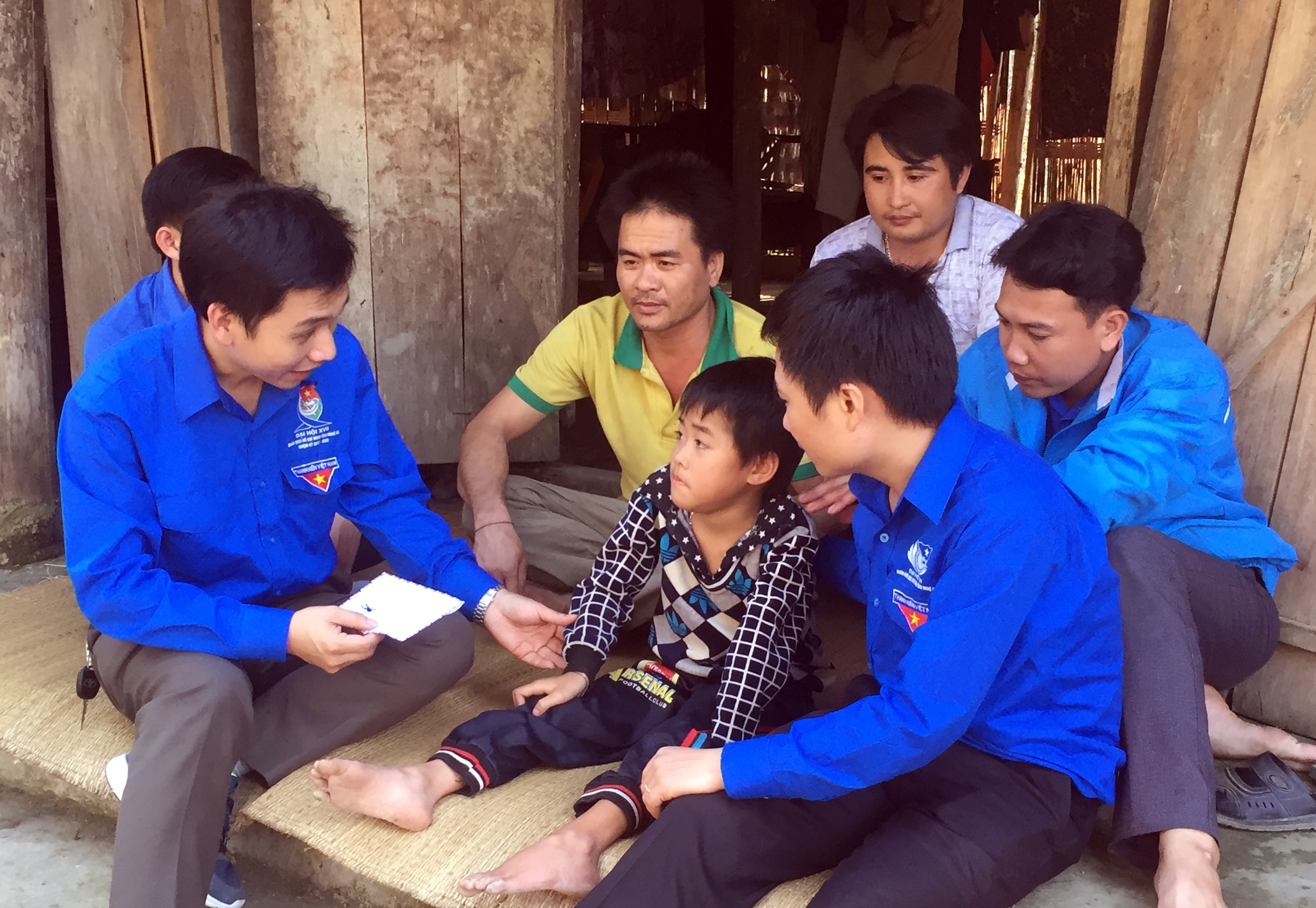 Trao quà cho gia đình khó khăn nhất ở xã Nậm Giải. Ảnh: Thanh Sơn