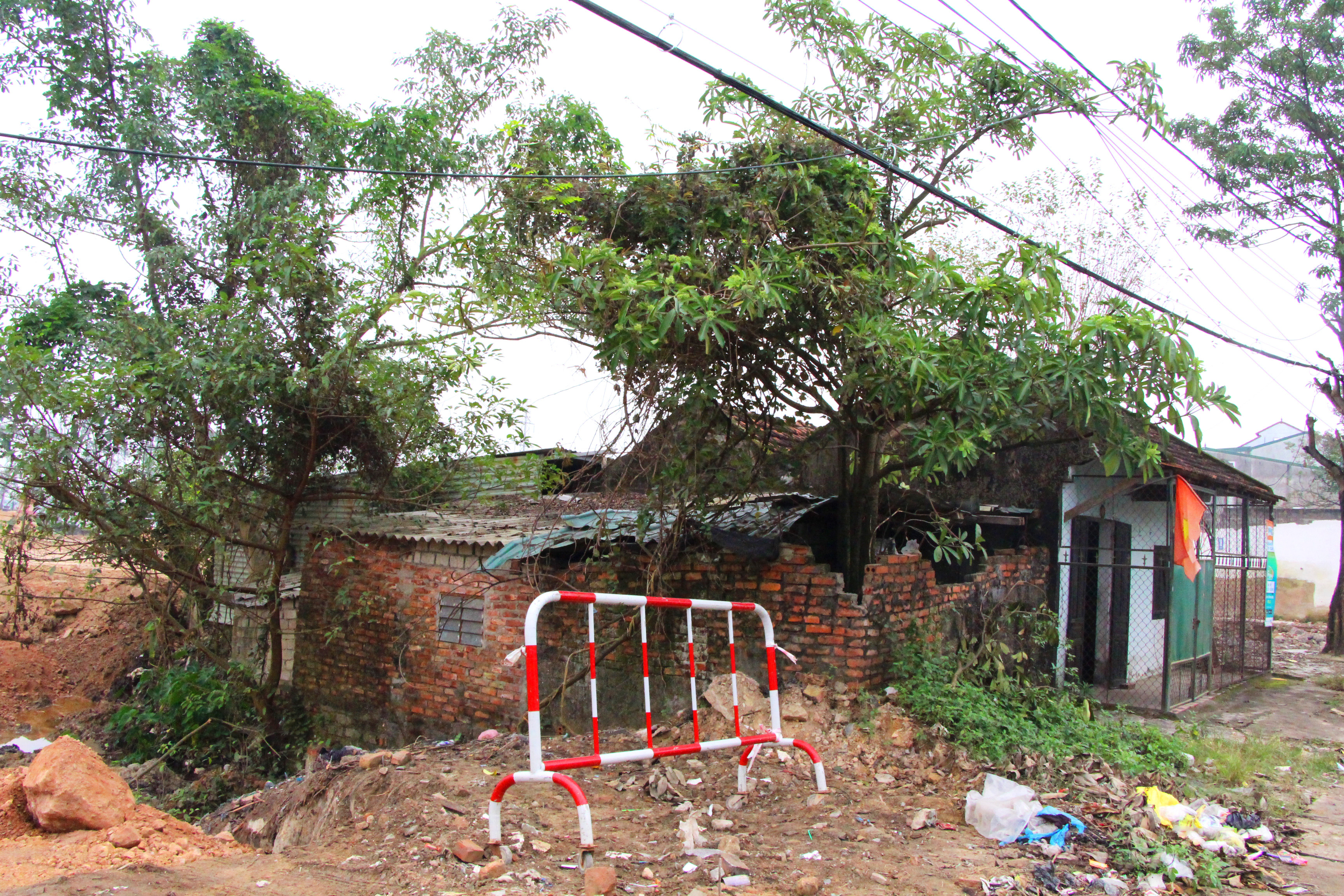Nhà bà Nguyễn Thị Huyền ở khối 16, thị trấn Hưng Nguyên chưa chịu di dời cho dự án. Ảnh: Trân Châu