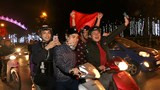 Hàng ngàn người dân thành Vinh ra đường mừng chiến thắng của U23 Việt Nam
