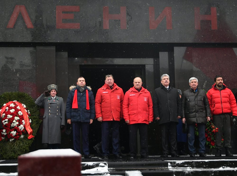 Lãnh đạo Cộng sản Nga đặt vòng hoa tại Lăng nhân ngày giỗ Lenin. Ảnh: Sputnik
