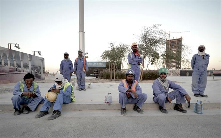 Chỉ có khoảng 10-15% dân số Qatar là người địa phương; số còn lại là các công nhân, người lao động nước ngoài: từ các chuyên gia kinh tế phương Tây cho tới các lao động chân tay tới từ Ấn Độ, Pakistan, Philippines... Tuy nhiên, lao động nước ngoài tại Qatar có điều kiện sống khổ sở so với tình hình kinh tế của cả nước.