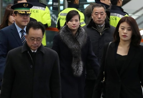 Hyon Song-wol, trưởng ban nhạc nữ nổi tiếng Moranbong, đến ga tàu Gangneung. Ảnh: Reuters. 