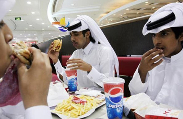 Qatar là 1 trong 20 quốc gia có tỷ lệ người béo phì cao nhất thế giới. Nhiều người còn thực sự không tin nổi khi tỷ lệ này còn cao hơn cả nước Mỹ. 