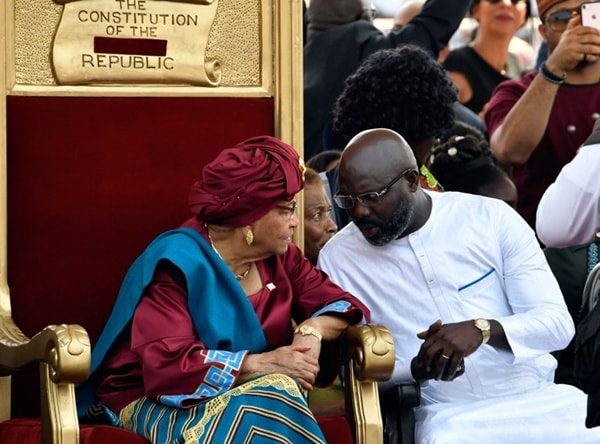 Tổng thống Liberia mãn nhiệm Ellen Johnson Sirleaf (trái) trao đổi với người kế nhiệm George Weah trong lễ nhậm chức của ông ngày 22/1. Ảnh: AFP.