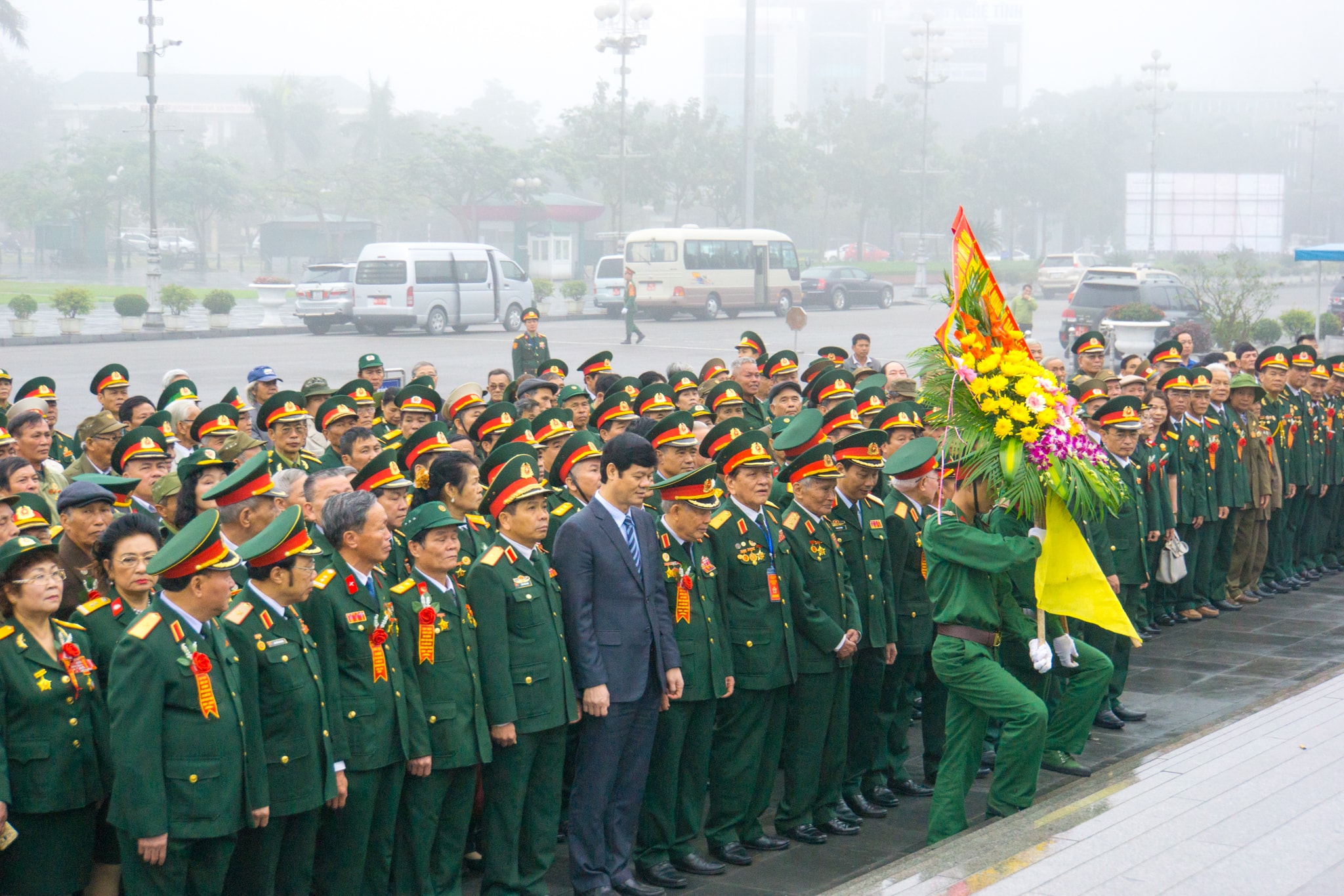 Đoàn CCB Quân khu Trị Thiên B4-B5 dâng hoa tại Quảng trường Hồ Chí Minh