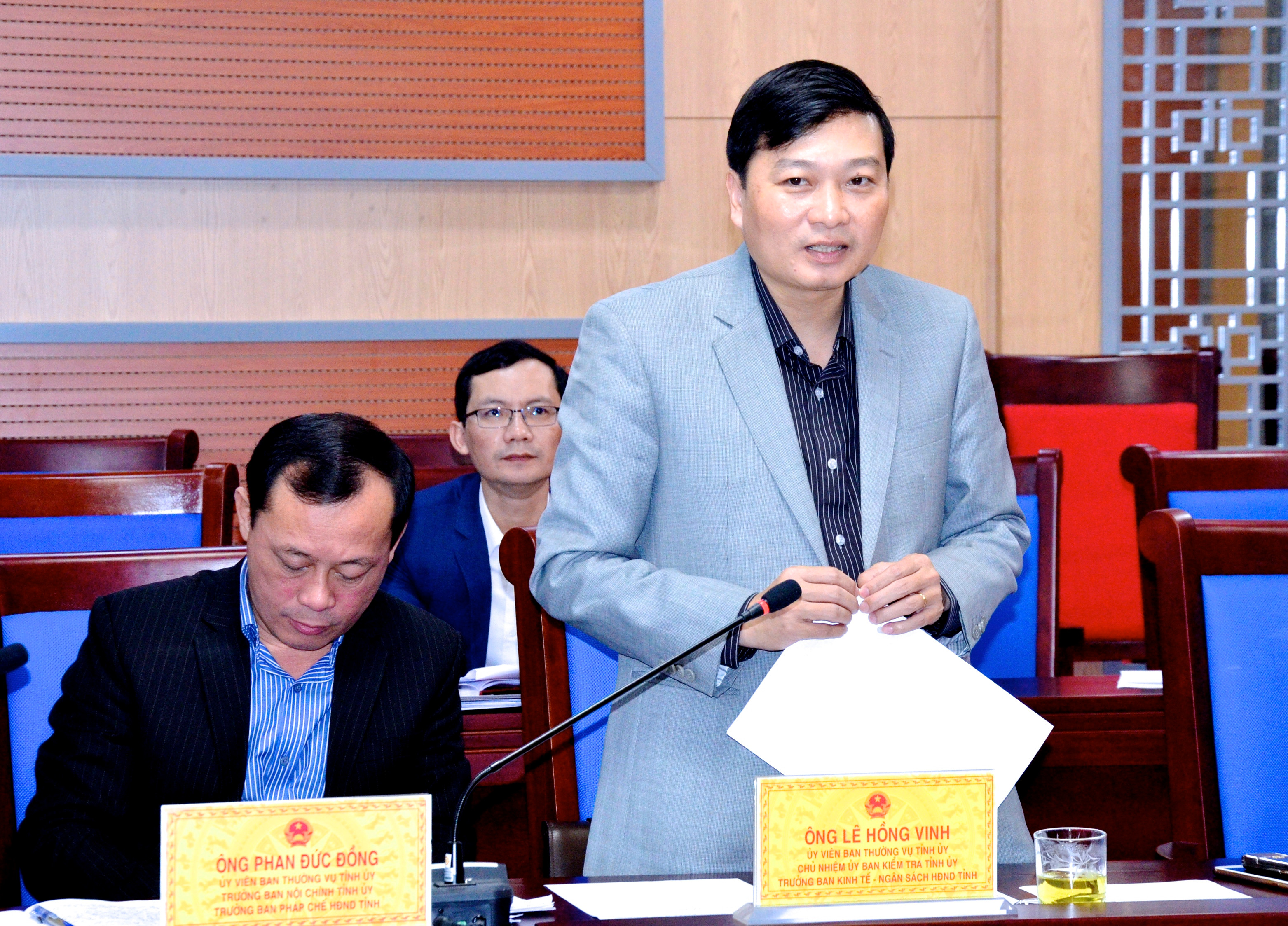 Chủ nhiệm UBKT Tỉnh ủy Lê Hồng Vinh tham gia đóng góp ý kiến tại buổi làm việc. Ảnh: Thanh Lê. 