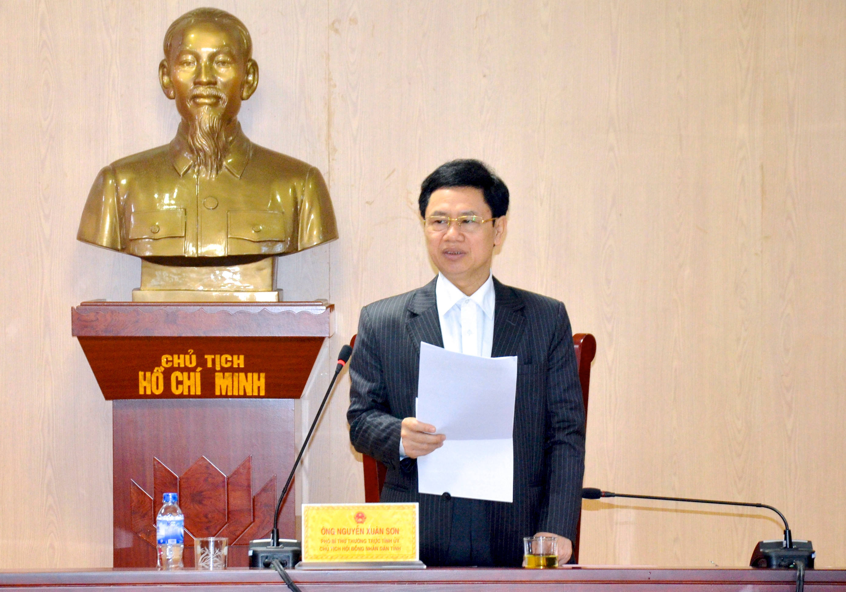 Phó Bí thư thường trực Tỉnh ủy, Chủ tịch HĐND tỉnh Nguyễn Xuân Sơn kết luận phiên họp. Ảnh: Thanh Lê.