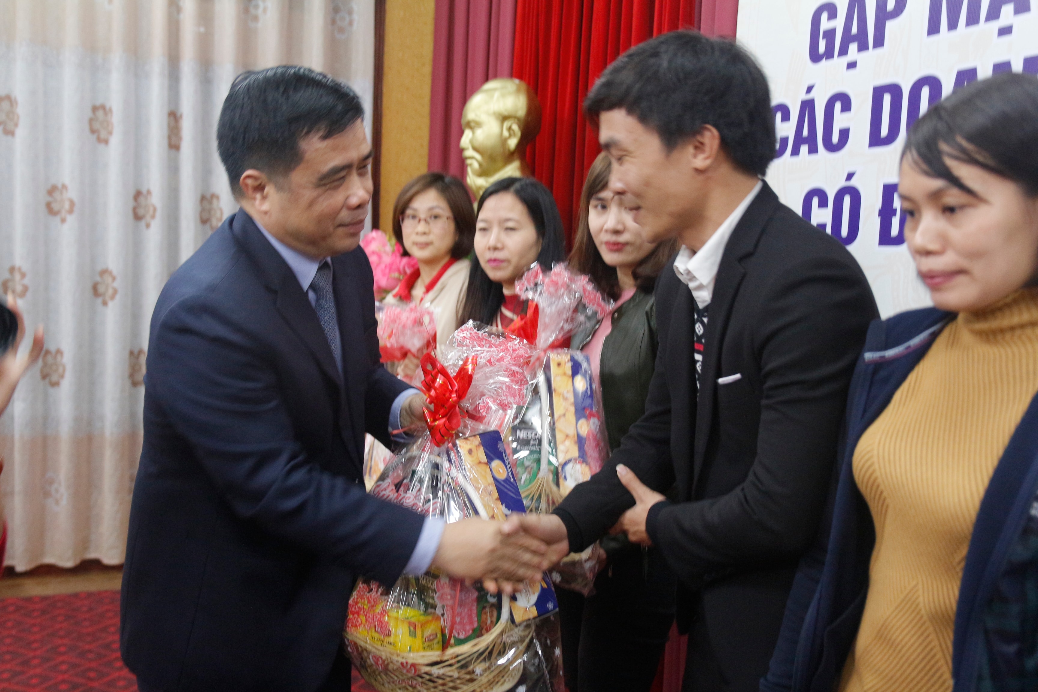 Dịp này đồng chí Huỳnh Thanh Điền chúc mừng các doanh nghiệp và người lao động trong các doanh nghiệp FDI. Ảnh: Thanh Nga