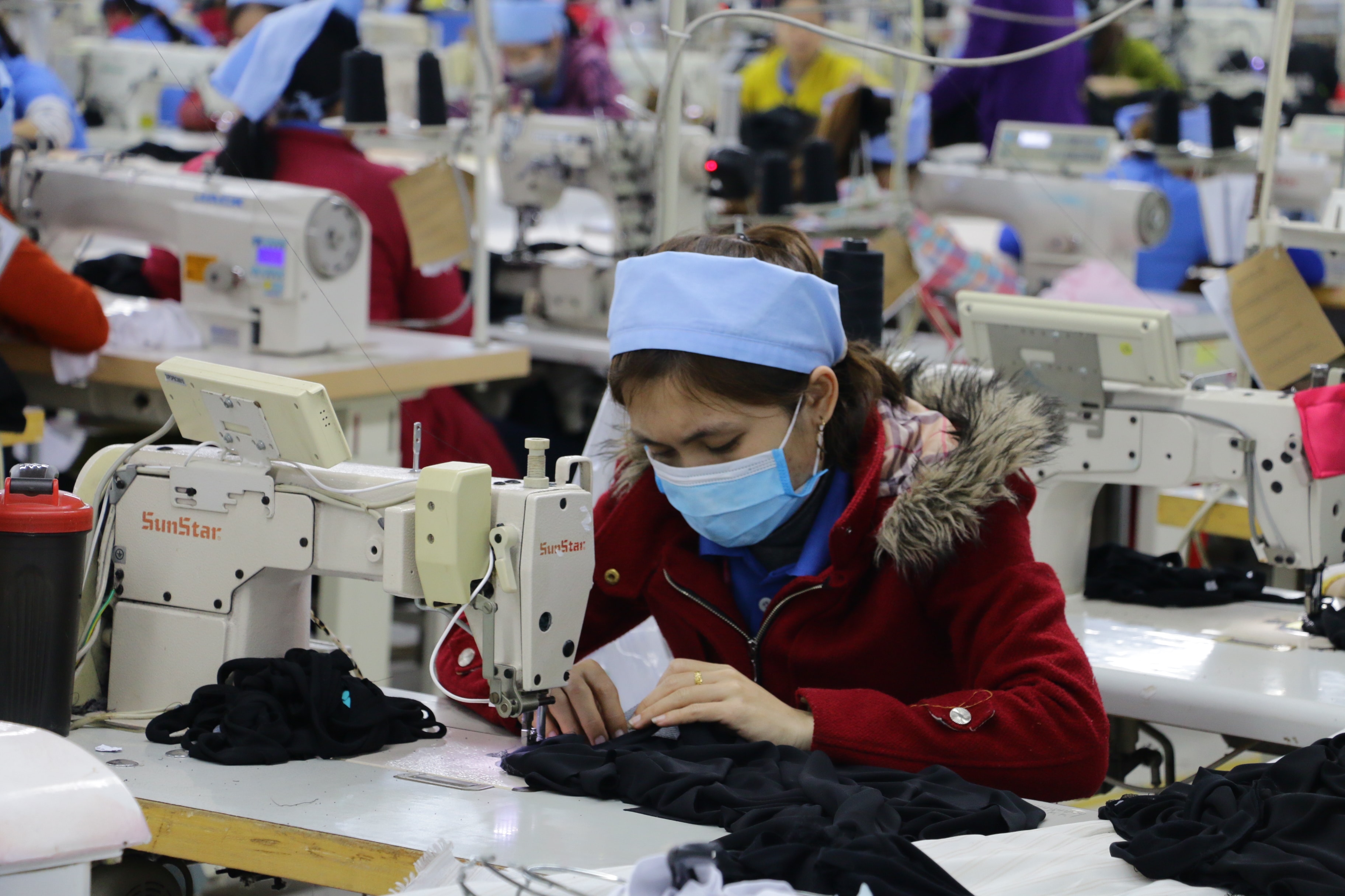 Giờ làm việc của công nhân Công ty TNHH Wooin Vina. Ảnh: Mỹ Hà