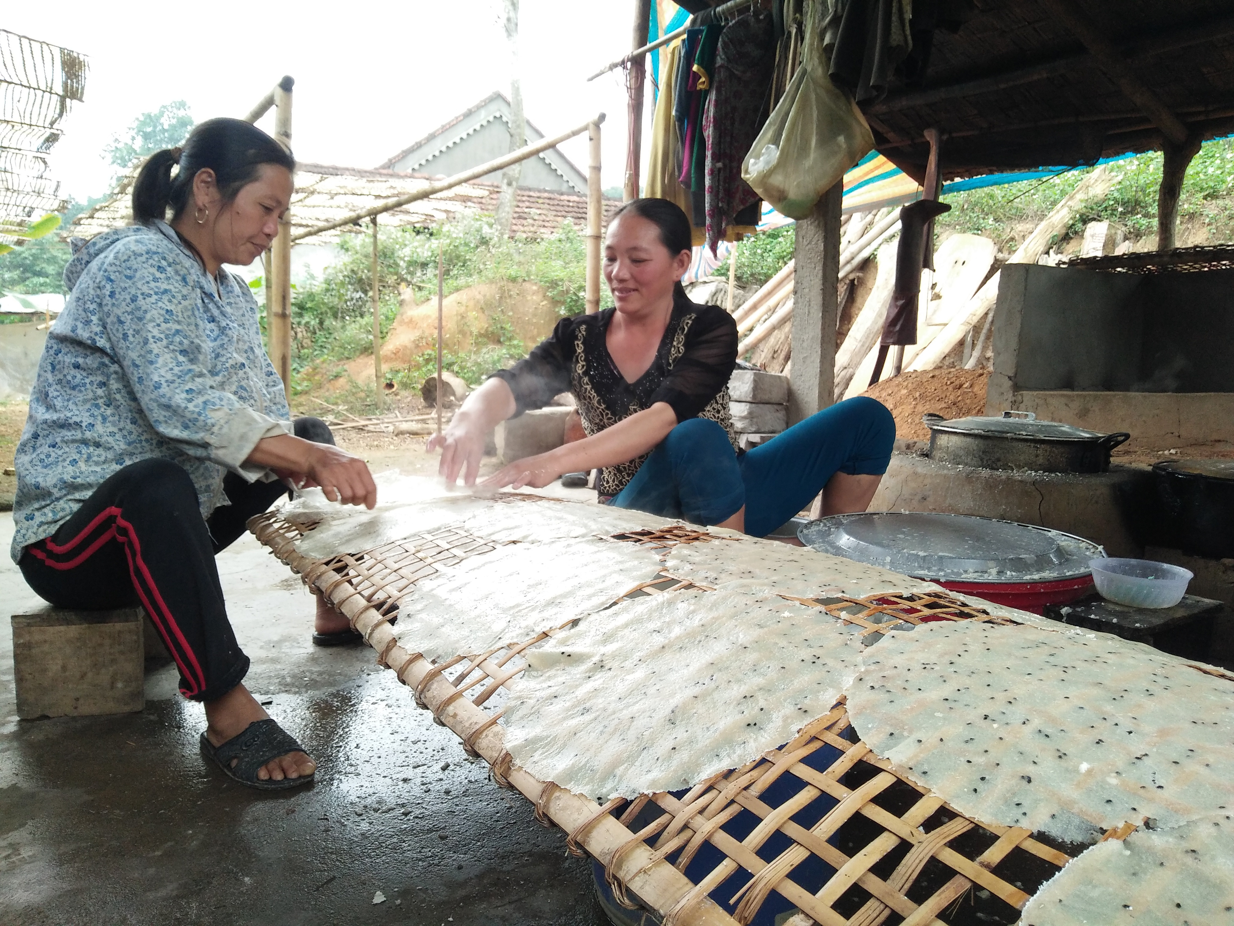 Những ngày này không khí sản xuất ở làng bánh đa sắn Hùng Sơn trở nên nhộn nhịp hơn bởi đây là thời điểm chính vụ làm bánh. Ảnh: Thái Hiền