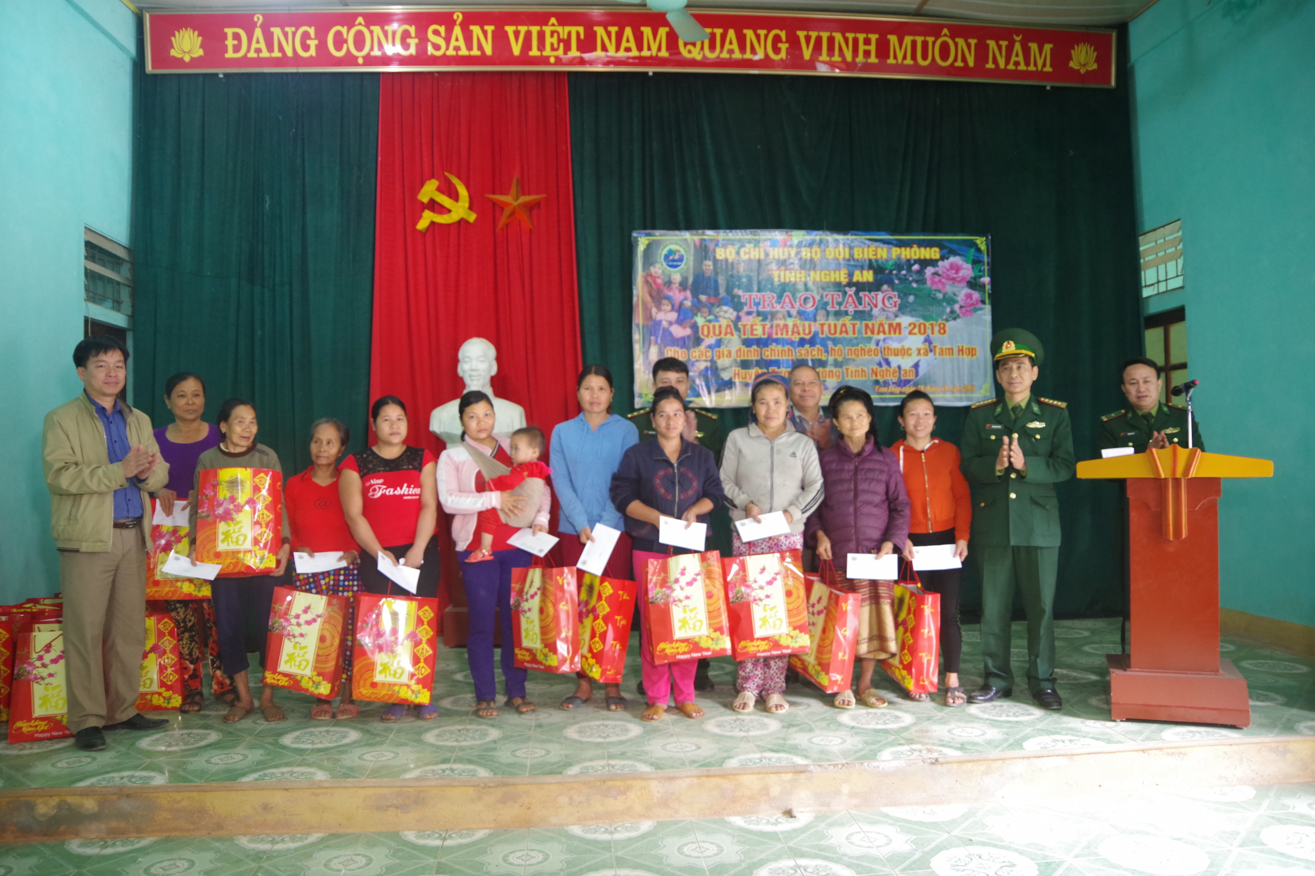 Trao quà cho người dân xã Tam Hợp. Ảnh Hải Thượng