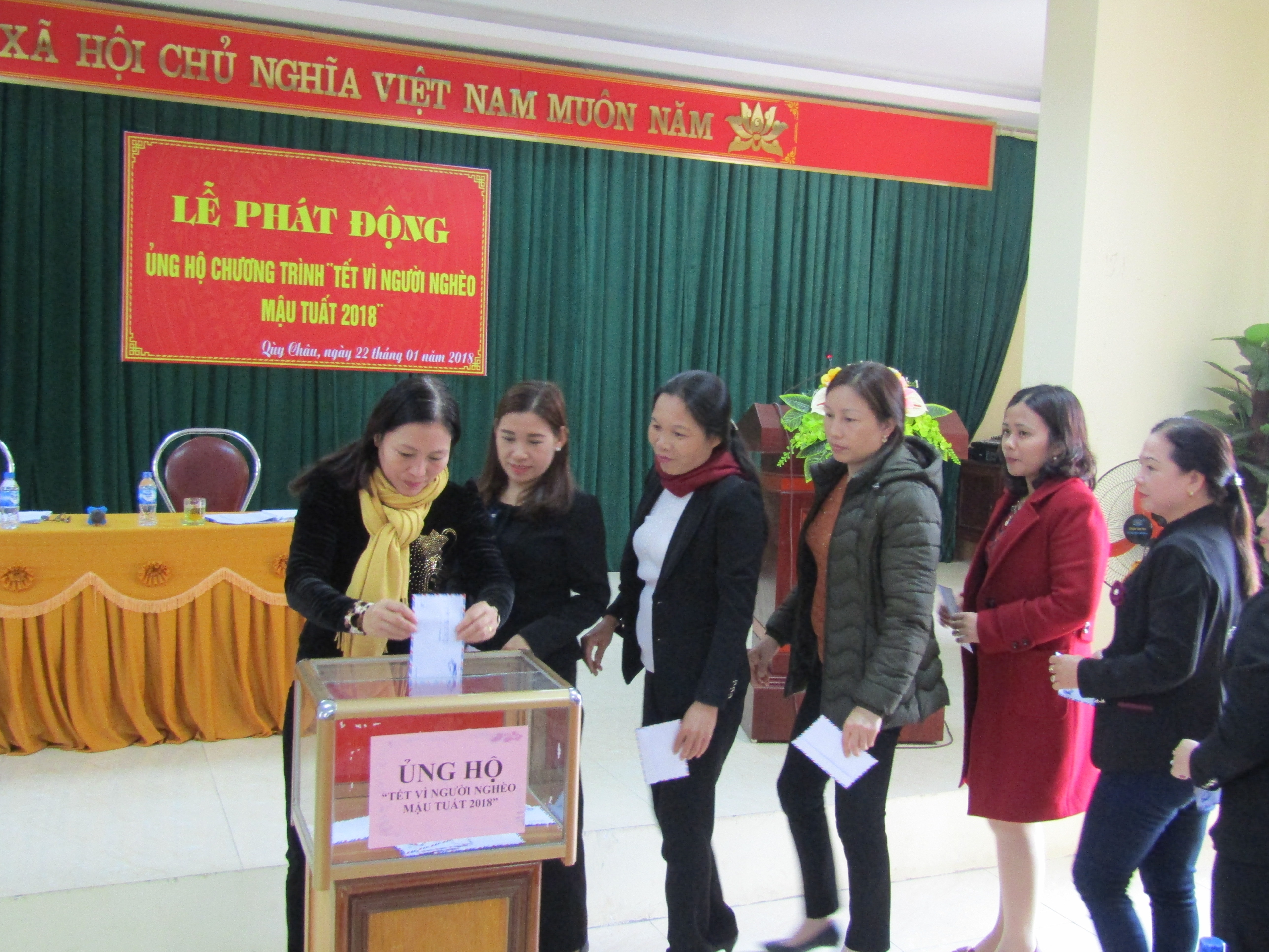 Ủng hộ Quỹ vì người nghèo. Ảnh Sỹ Hiệp