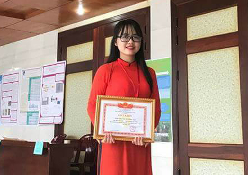 Tôn Nữ Minh Ngọc nhận giải thưởng “Sinh viên 5 tốt” của Tỉnh đoàn. Ảnh: Chu Thanh
