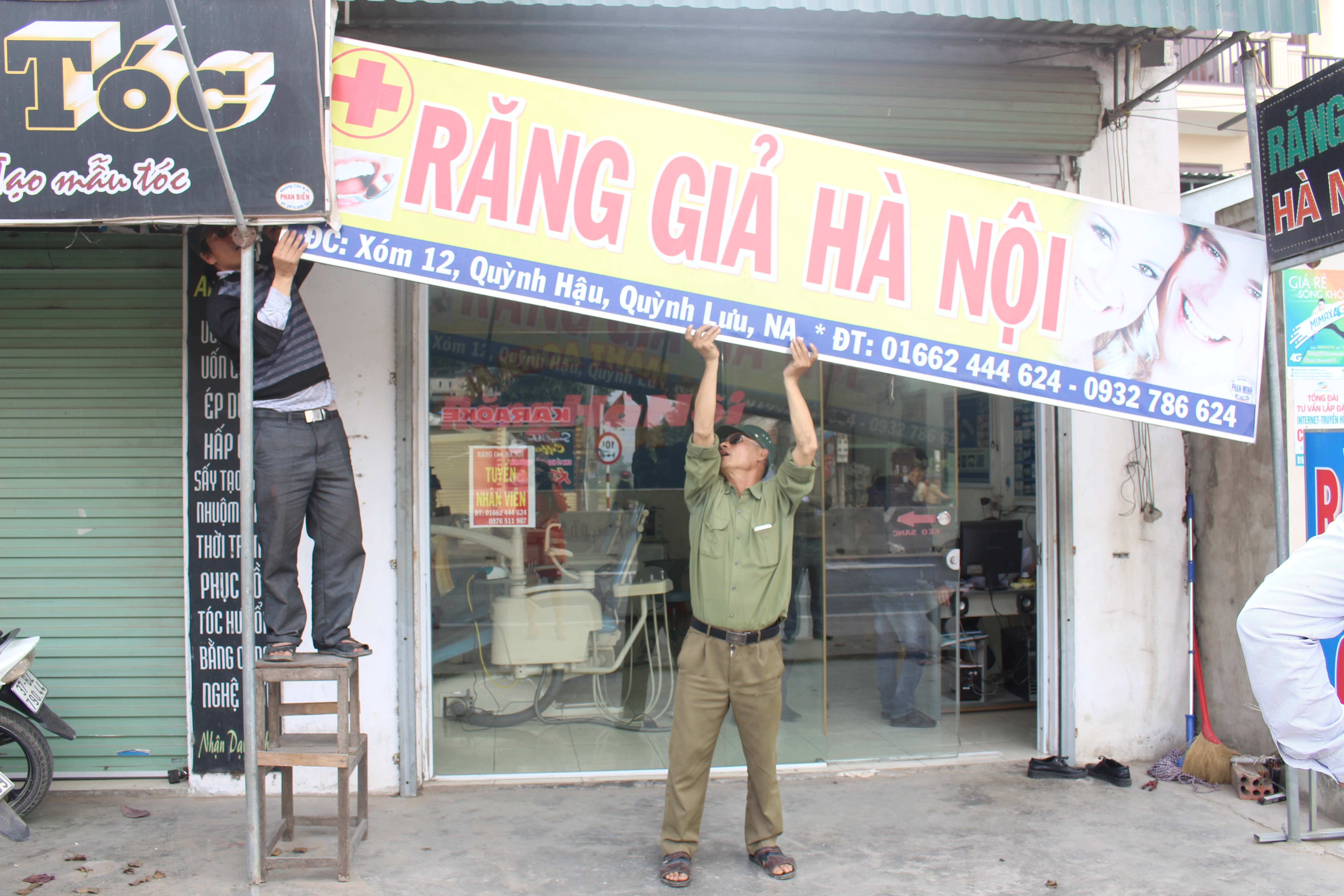 Đoàn đình chỉ hoạt động và tịch thu 6 biển quảng cáo tại phòng khám của chủ cơ sở Hoàng Minh Long. Ảnh: Thanh Toàn