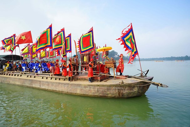Lễ rước trên sông Lam trong Lễ hội đền Quả Sơn (Đô Lương). Ảnh tư liệu