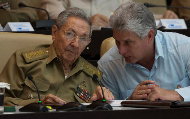  Chủ tịch Raul Castro ngồi cạnh Phó Chủ tịch Miguel Diaz-Canel tại phiên họp quốc hội ở Havana ngày 8/7/2016. Ảnh: Reuters