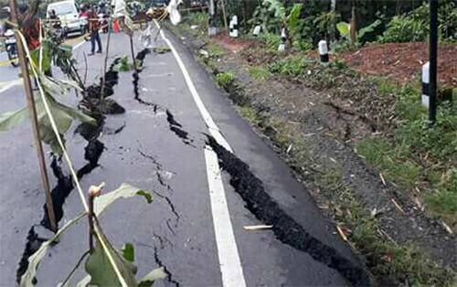 Đường ở Banten, Indonesia bị nứt trong trận động đất. Ảnh: Twitter.