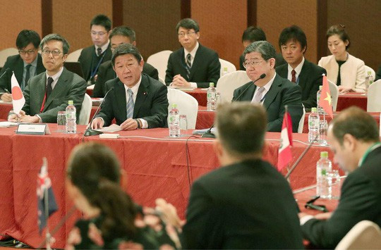 Ông Toshimitsu Motegi (bìa phải), Bộ trưởng phụ trách đàm phán CPTPP của Nhật Bản, chủ trì cuộc họp tại Tokyo. Ảnh: Japan Times