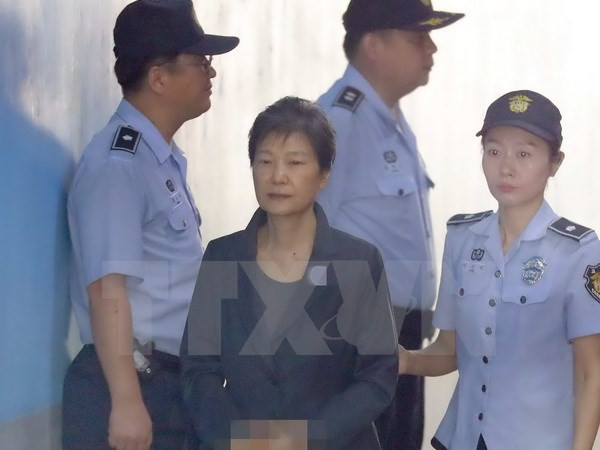 Cựu Tổng thống Hàn Quốc Park Geun-hye bị áp giải đến tòa án ở Seoul ngày 31/8/2017. Ảnh: Yonhap/TTXVN
