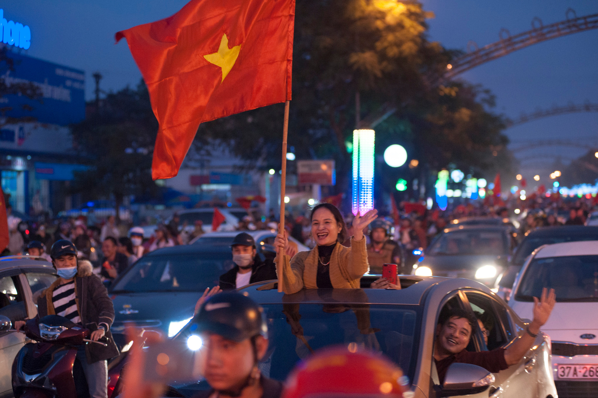 Chiến thắng sau loạt đấu súng cân não của đội tuyển U23 Việt Nam, thành Vinh lại một đêm không ngủ.