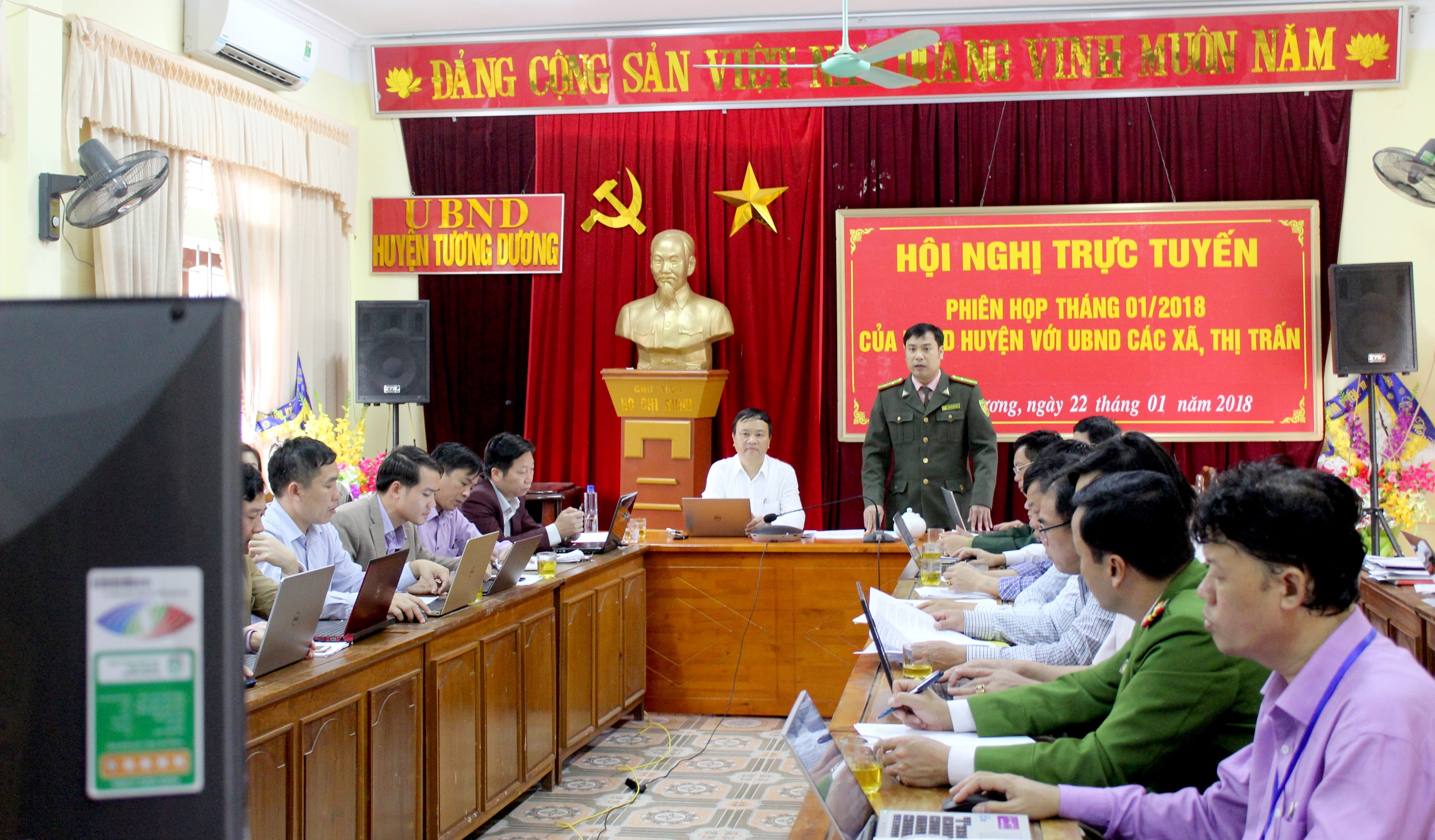 Huyện Tương Dương lần đầu tiên tổ chức hội nghị trực tuyến. Ảnh: Đình Tỷ