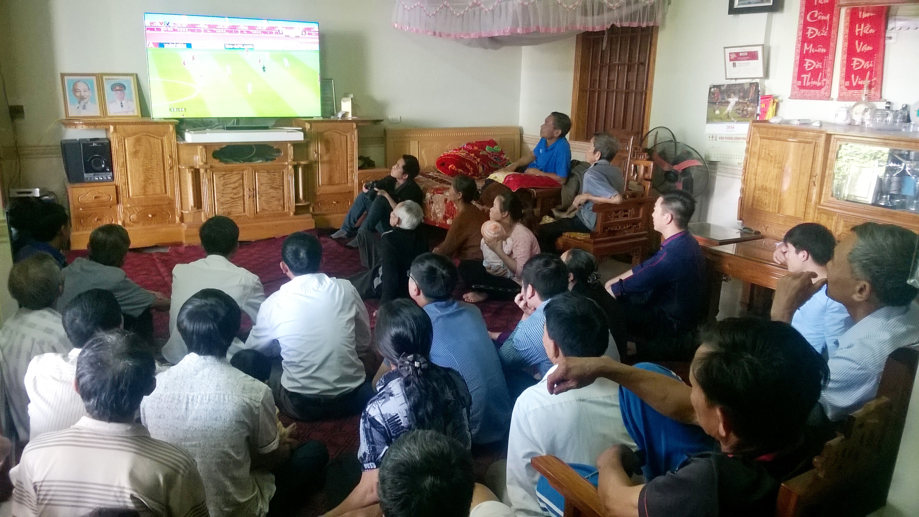 Rất đông khán giả có mặt tại nhà Công Phượng để xem trận U23 Việt Nam - U23 Qatar. Ảnh: Huy Thư