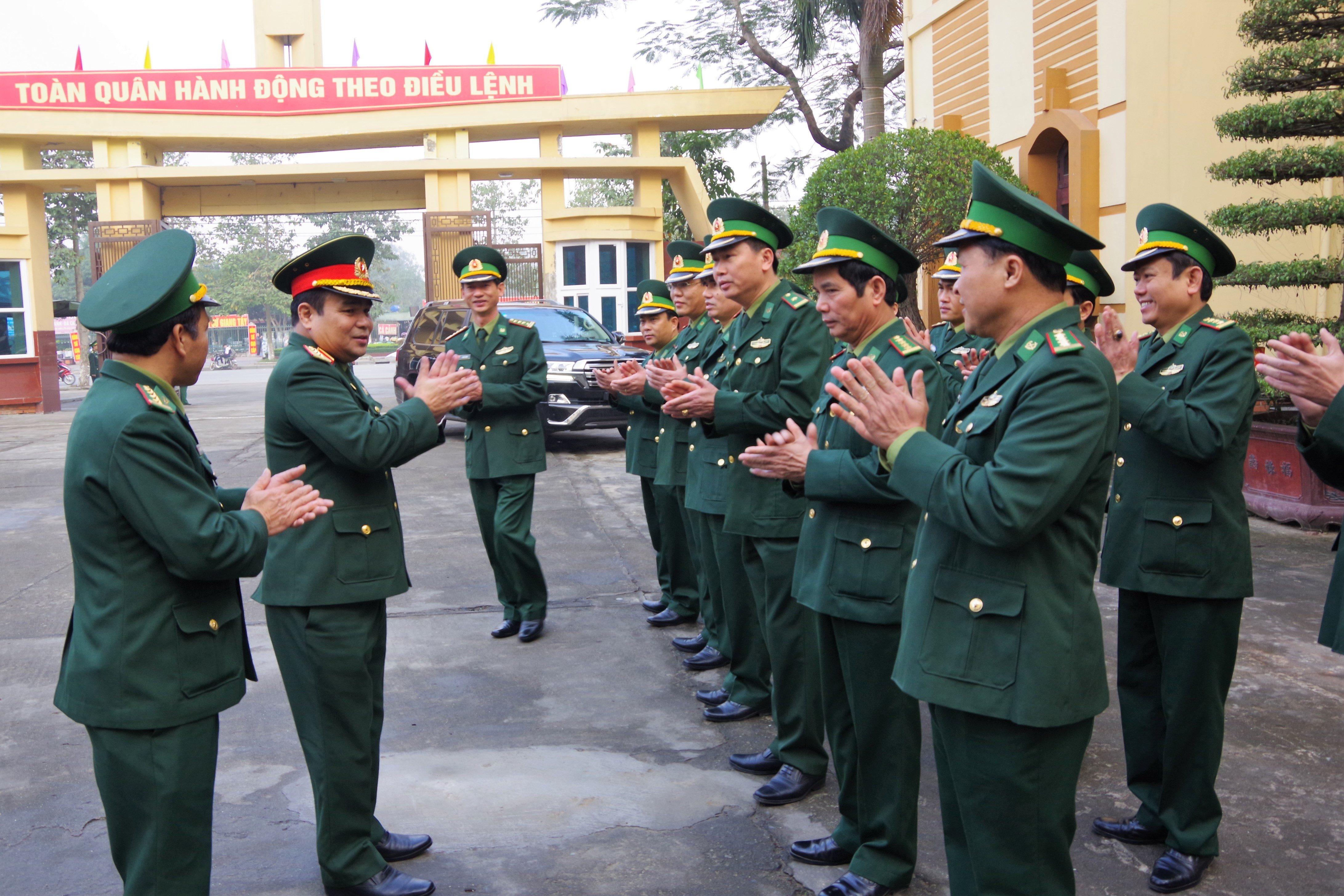 Thượng tướng Lê Chiêm, Thứ trưởng Bộ Quốc phòng, Trưởng Ban chỉ chỉ đạo 1389 BQP đến kiểm tra tại BĐBP Nghệ An. Ảnh: Phương Linh