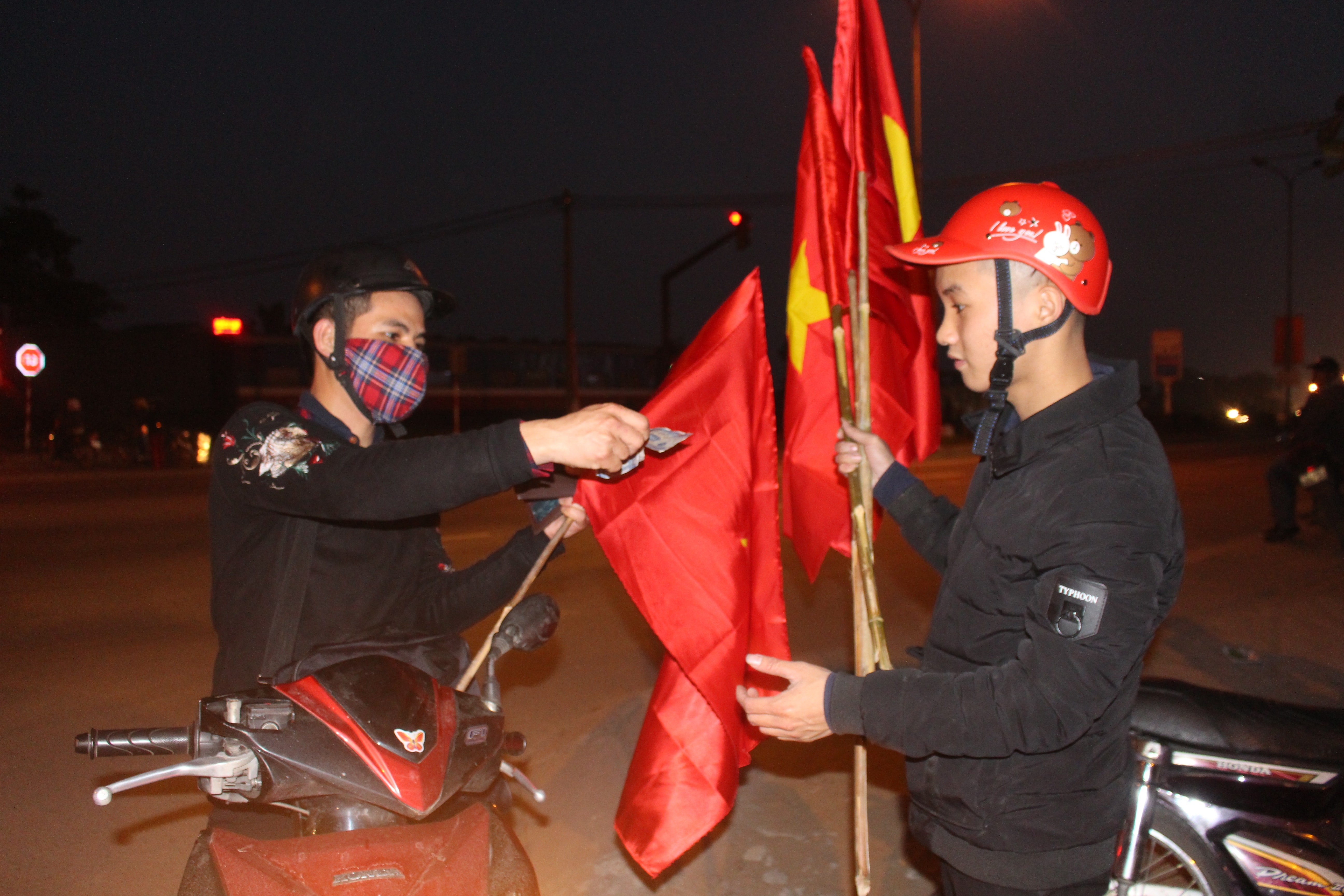 Ngay sau khi Đội tuyển U23 Việt Nam giành chiến thắng vang dội trước Đội tuyển U23 Qatar, đông đảo bạn trẻ của huyện Nghi Lộc đã đổ ra đường ăn mừng. Dịch vụ cung ứng cờ Tổ quốc, áo đỏ sao vàng cũng được các hộ kinh doanh bung ra đáp ứng nhu cầu của khách. Ảnh: Đài Nghi Lộc