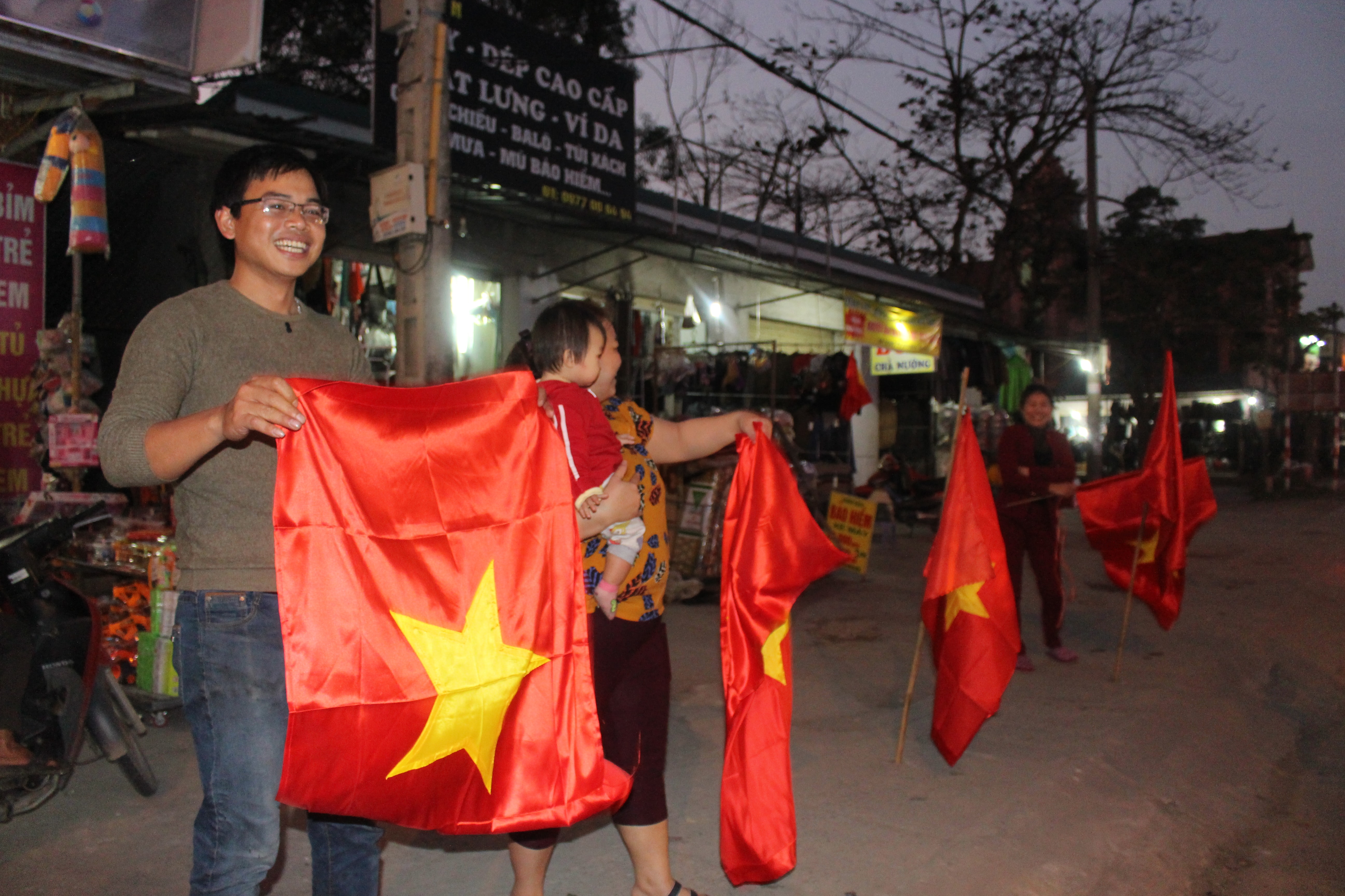 Anh Nguyễn Việt An ở xóm 15 xã Nghi Liên, TP Vinh làm nghề kinh doanh cà phê ở chợ Nghi Trung chuẩn bị sẵn sàng 60 lá cờ Tổ quốc cùng với cán cờ từ khi trưa. Sau khi Đội tuyển U23 Việt Nam chiến thắng dòn dã, anh đã có mặt ở ngã tư Quán Hành. Chỉ trong chốc lát, anh đã bán hết số cờ mình đưa ra. Mỗi chiếc cờ giá 20.000 đồng. Anh An chia sẻ: tiền lãi không quan trọng, miễn sao đóng góp được nhiều lá cờ Tổ quốc trong buổi tối mừng chiến thắng này