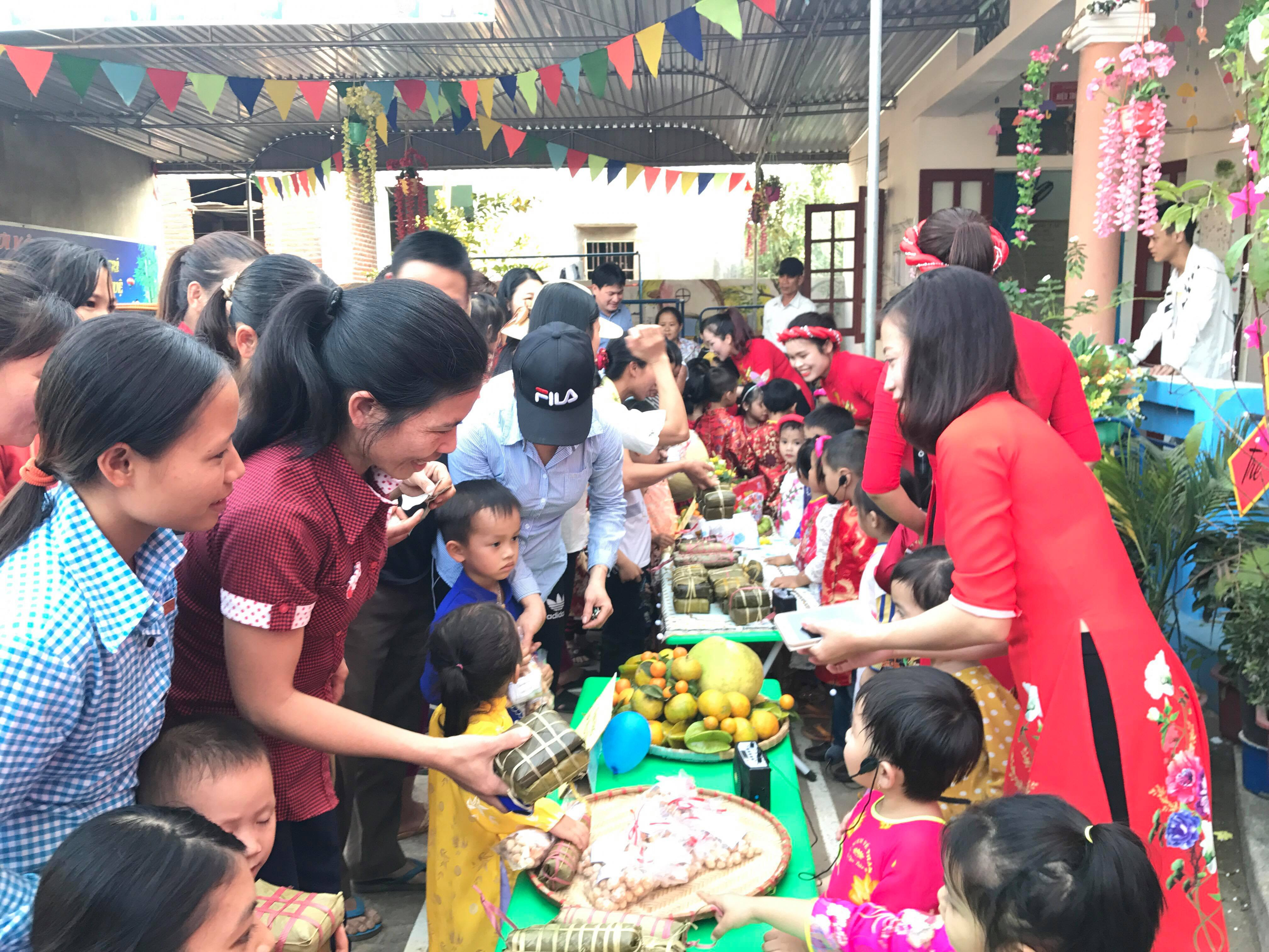 Điều độc đáo nhất của ngày hội, chính là việc các bé cùng với cô giáo tham gia bán những sản phẩm do tự tay mình làm nên. Ảnh: Minh Thái