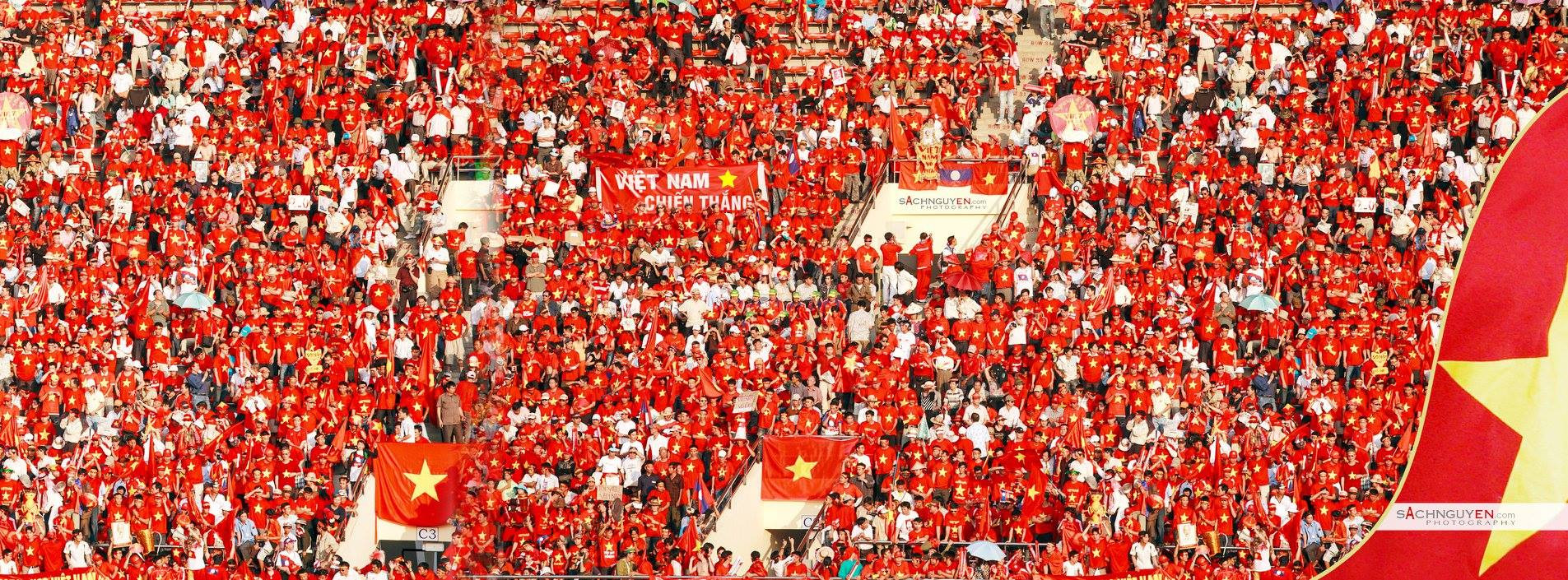 Bầu nhiệt huyết bất tận của người hâm mộ bóng đá Việt Nam. Ảnh: Sách Nguyễn