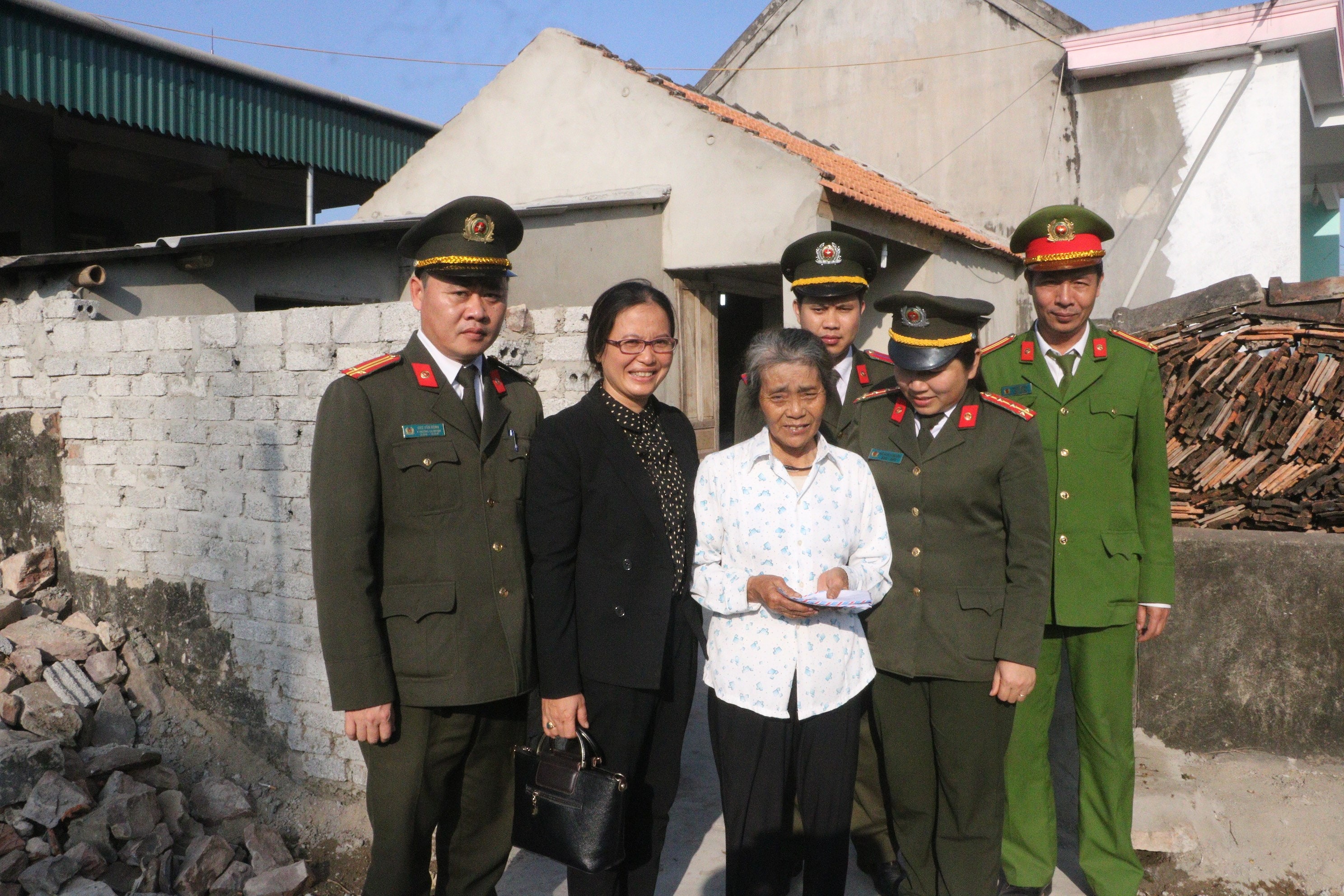 Trao nhà tình nghĩa 