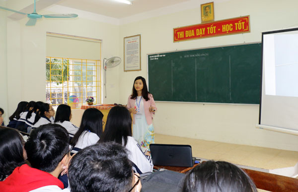 Một tiết thi giảng của sinh viên ngành Sinh học tại Trường THPT Hà Huy Tập. Ảnh: Mỹ Hà.