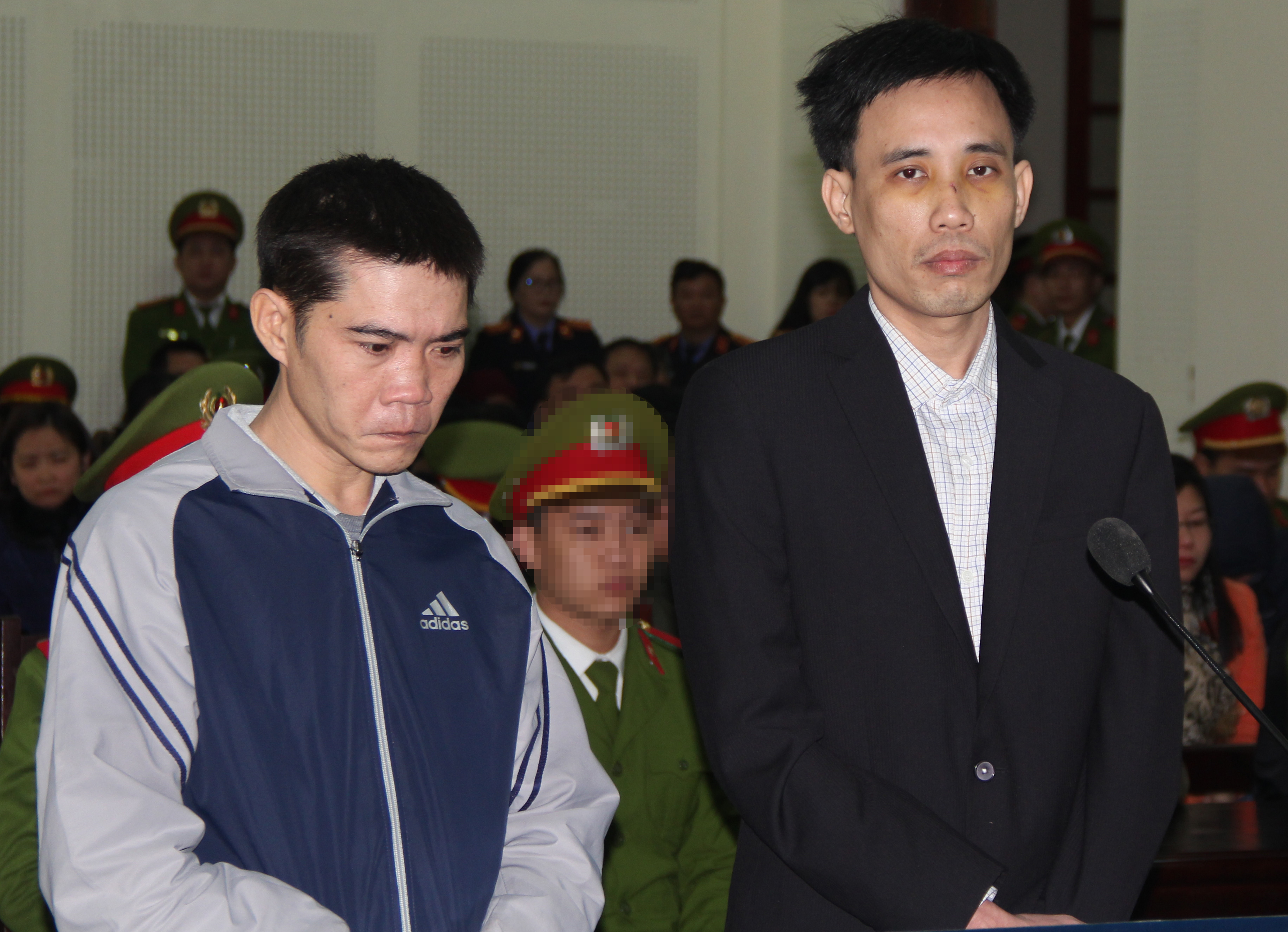 Hoàng Đức Bình và Nguyễn Nam Phong tại phiên tòa. Ảnh: P.V