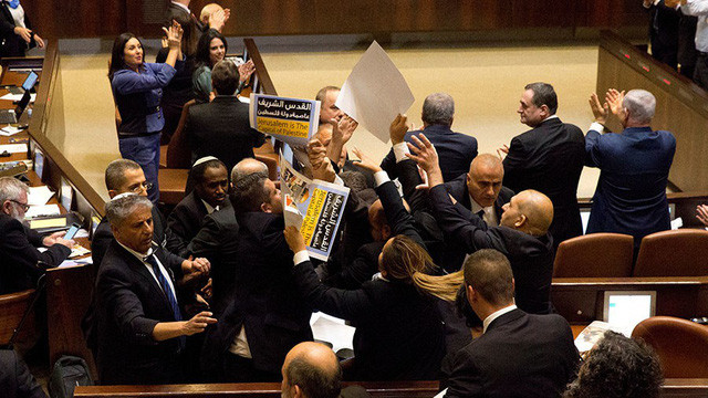 Ẩu đả bên trong quốc hội Israel trong lúc Phó Tổng thống Mỹ Mike Pence phát biểu. Ảnh: Reuters